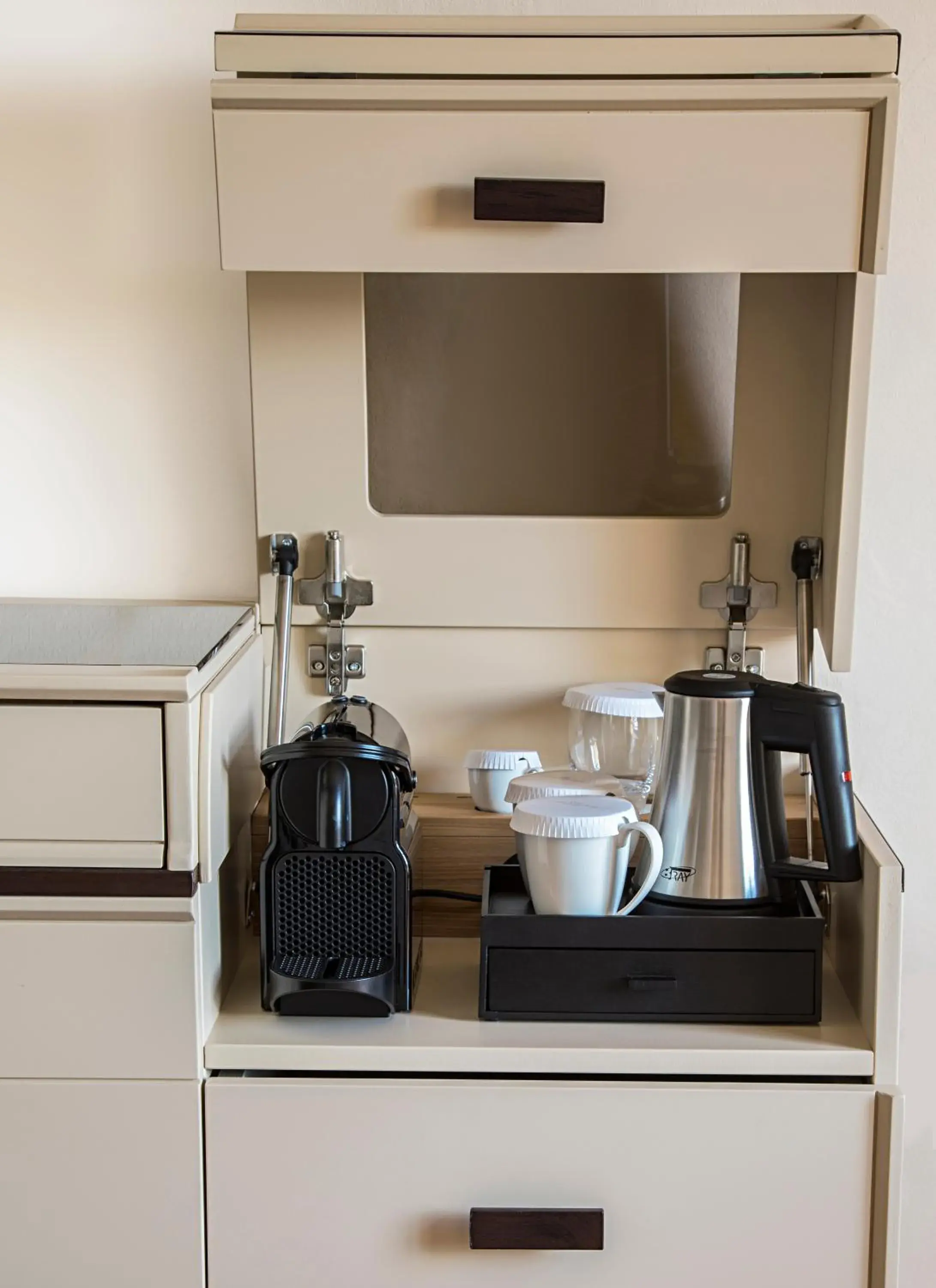 Coffee/tea facilities, Kitchen/Kitchenette in CPH | Pevero Hotel