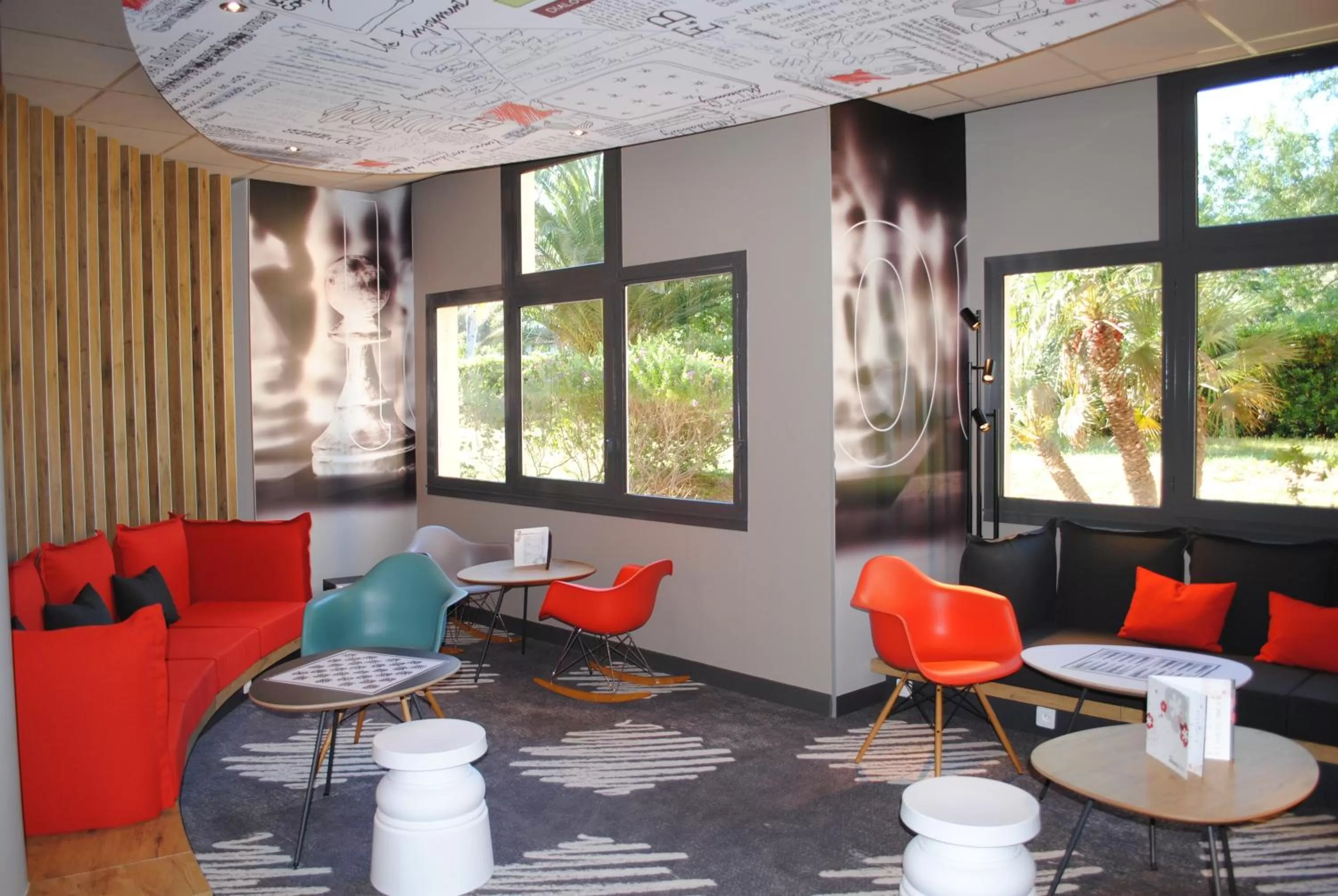 Lounge or bar in ibis Hyeres Centre