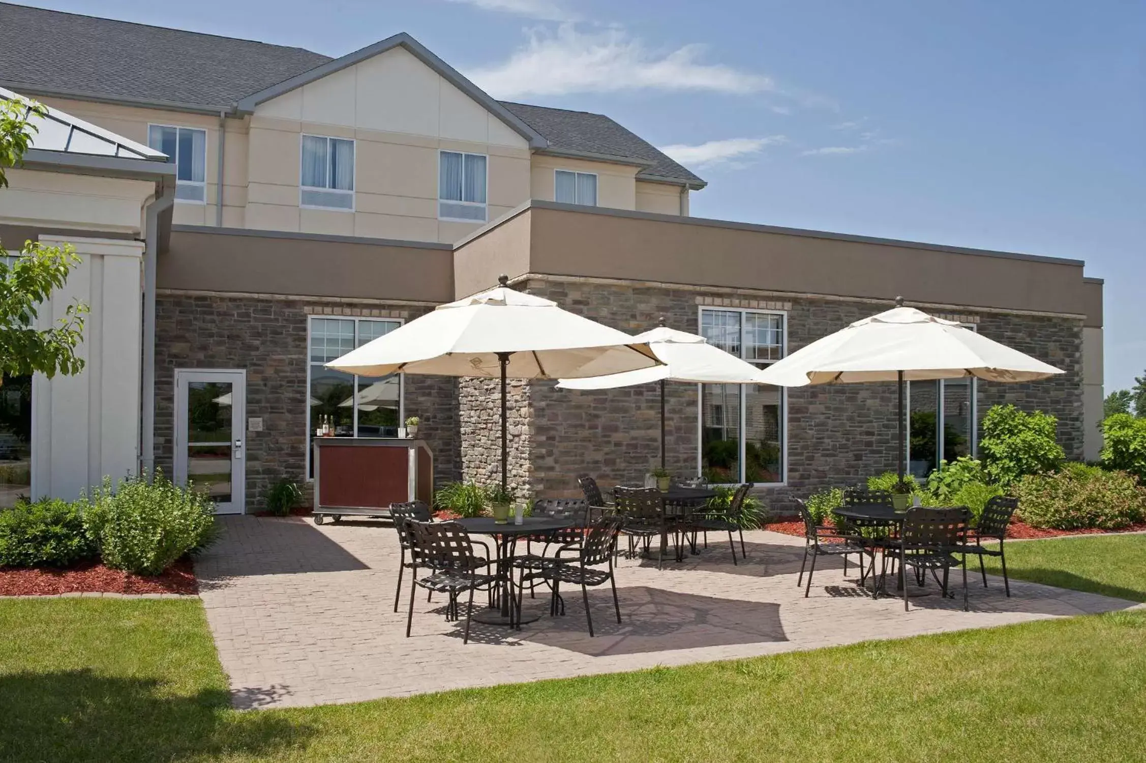 Patio, Property Building in Hilton Garden Inn Ames