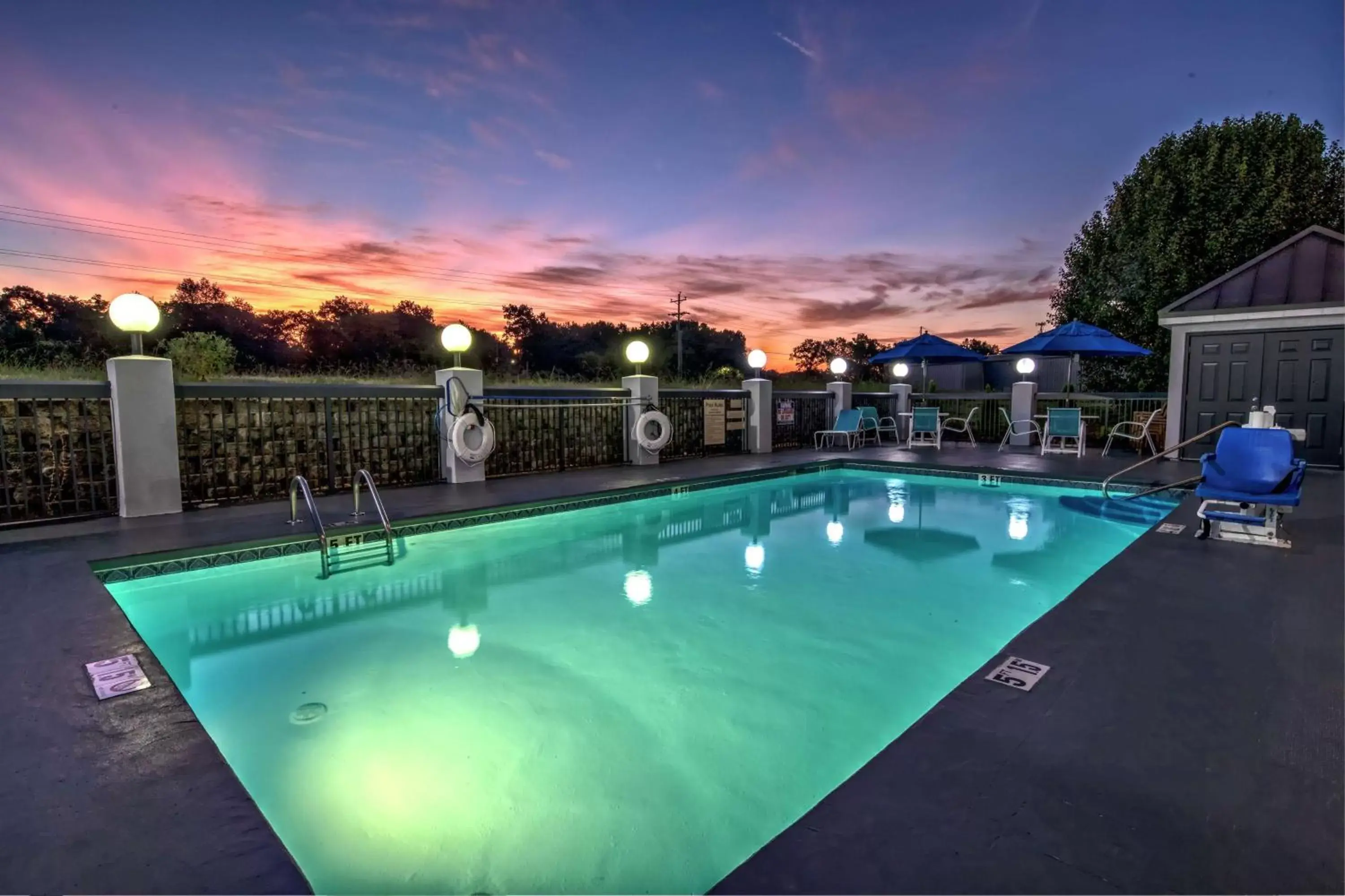 Pool view, Sunrise/Sunset in Hampton Inn Tullahoma