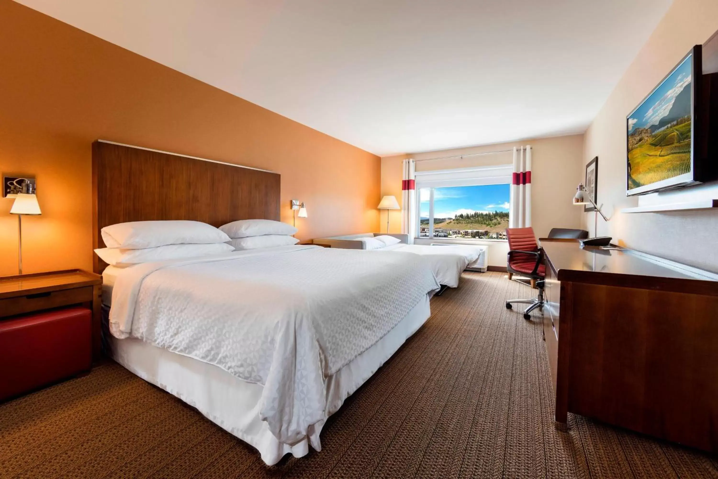 Photo of the whole room, Bed in Four Points by Sheraton Kelowna Airport