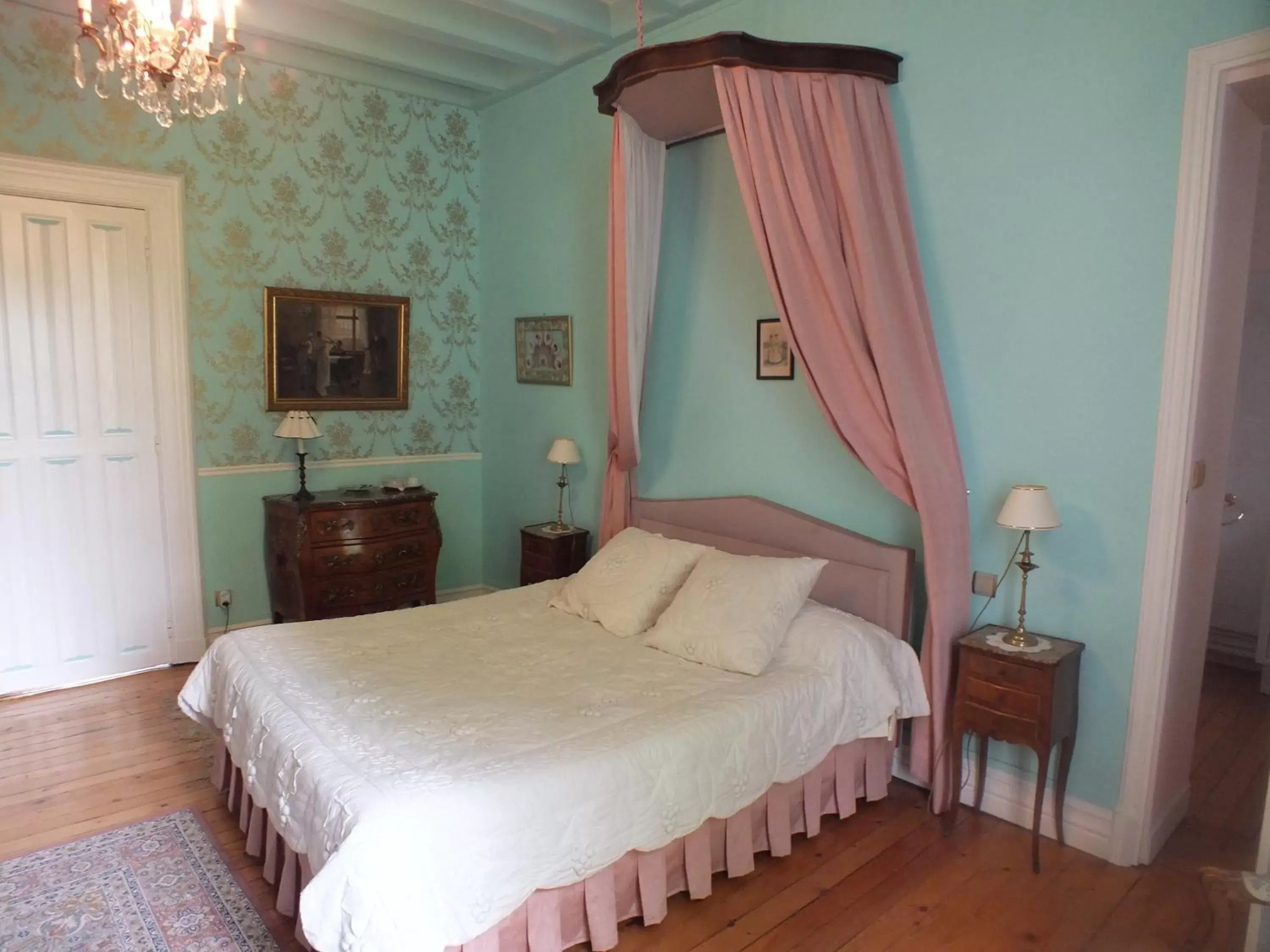 Photo of the whole room, Bed in Château de Nazé