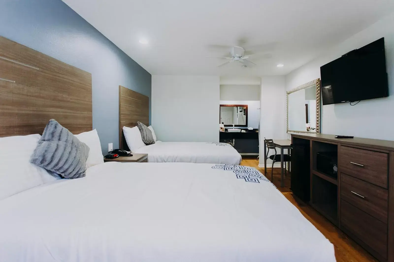 Bedroom, Bed in Scottish Inn & Suites - Kemah Boardwalk
