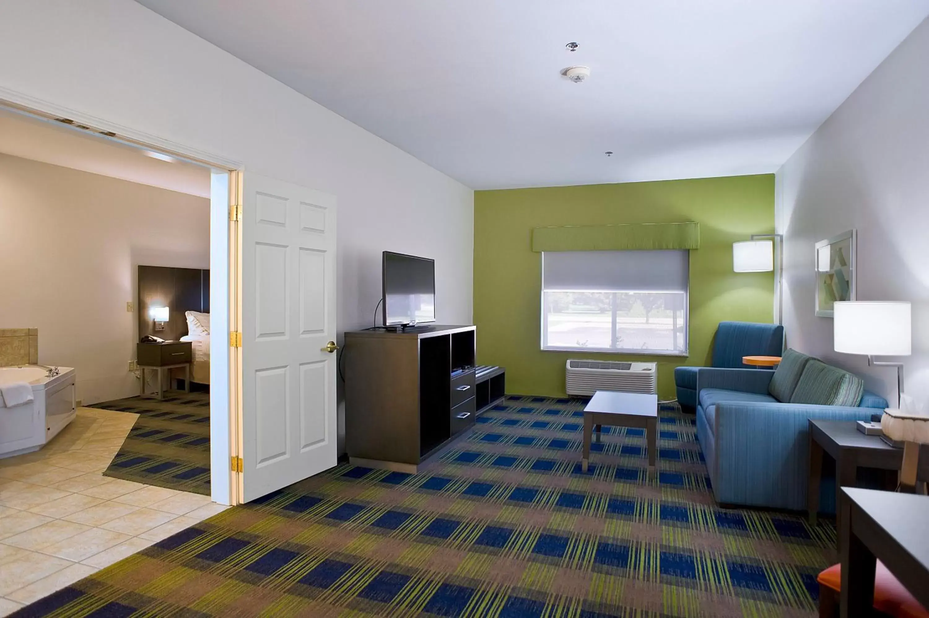 Bedroom, Seating Area in Holiday Inn Express & Suites Vermillion, an IHG Hotel