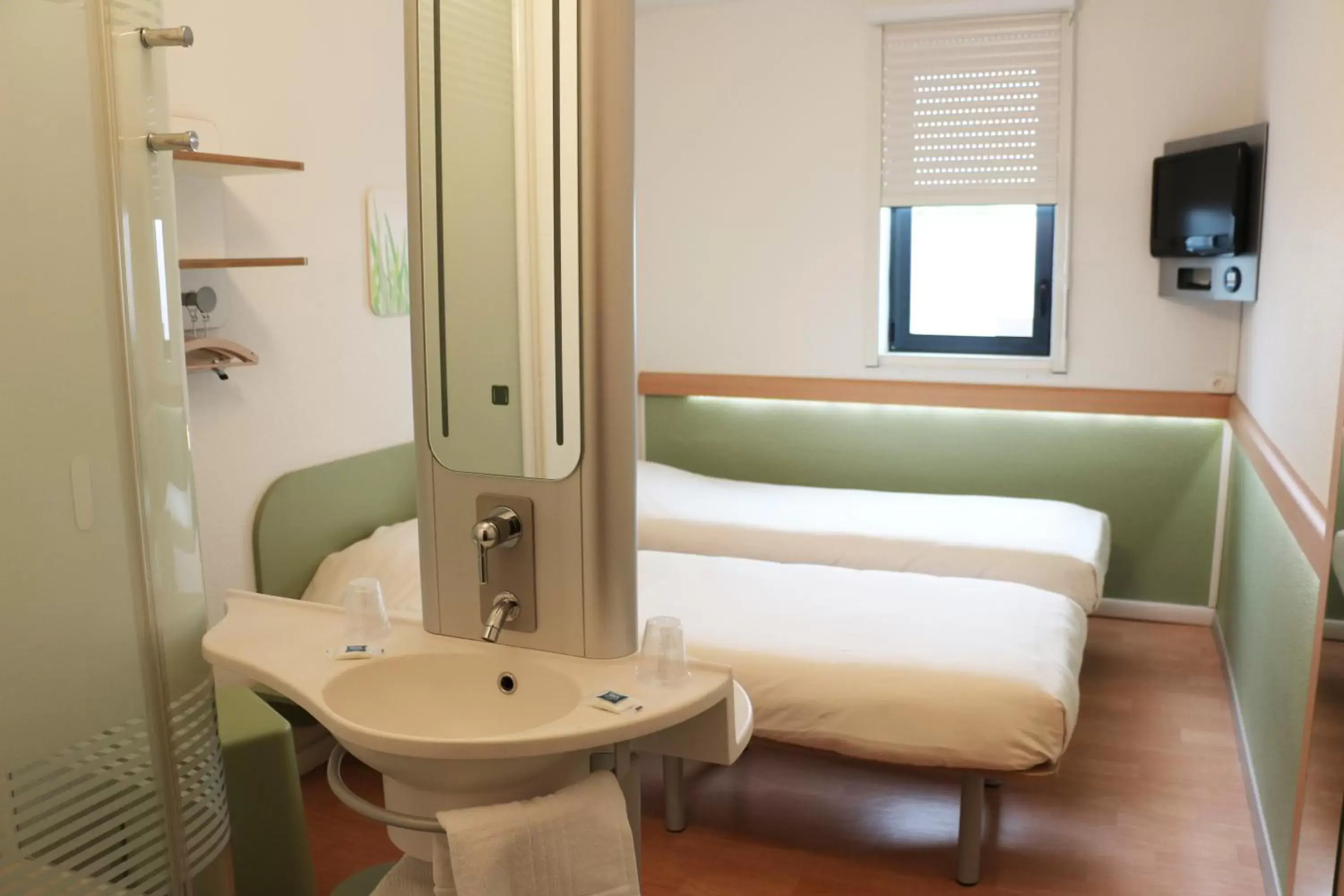 Bed, Bathroom in ibis budget Castelnaudary - A61