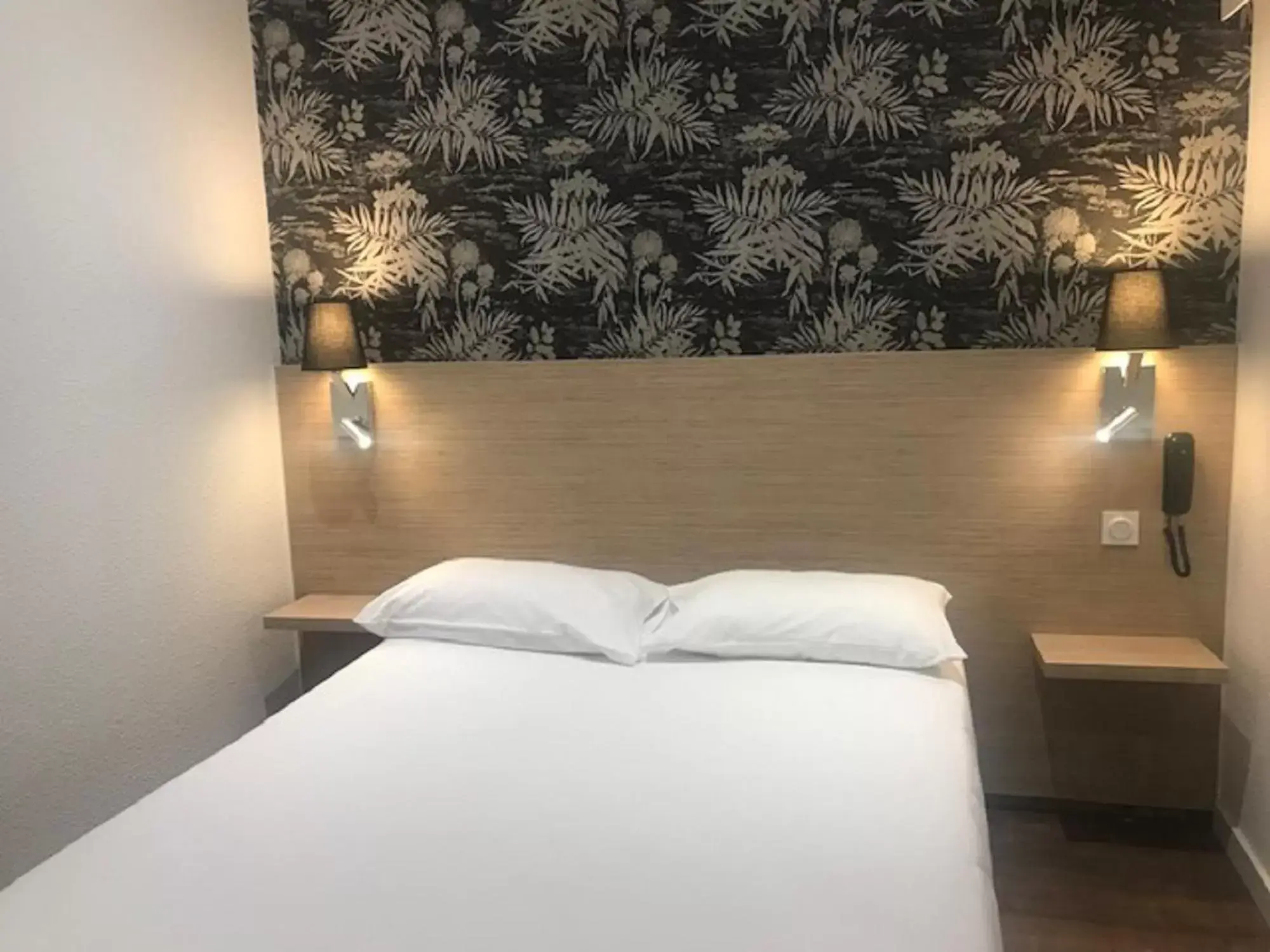 Bedroom, Bed in Hotel de Bordeaux