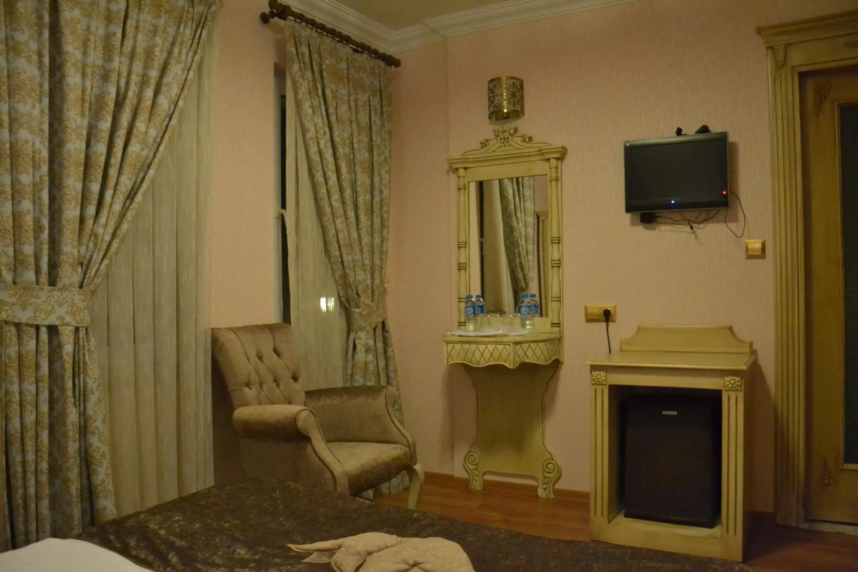 Bedroom, TV/Entertainment Center in Kaftan Hotel