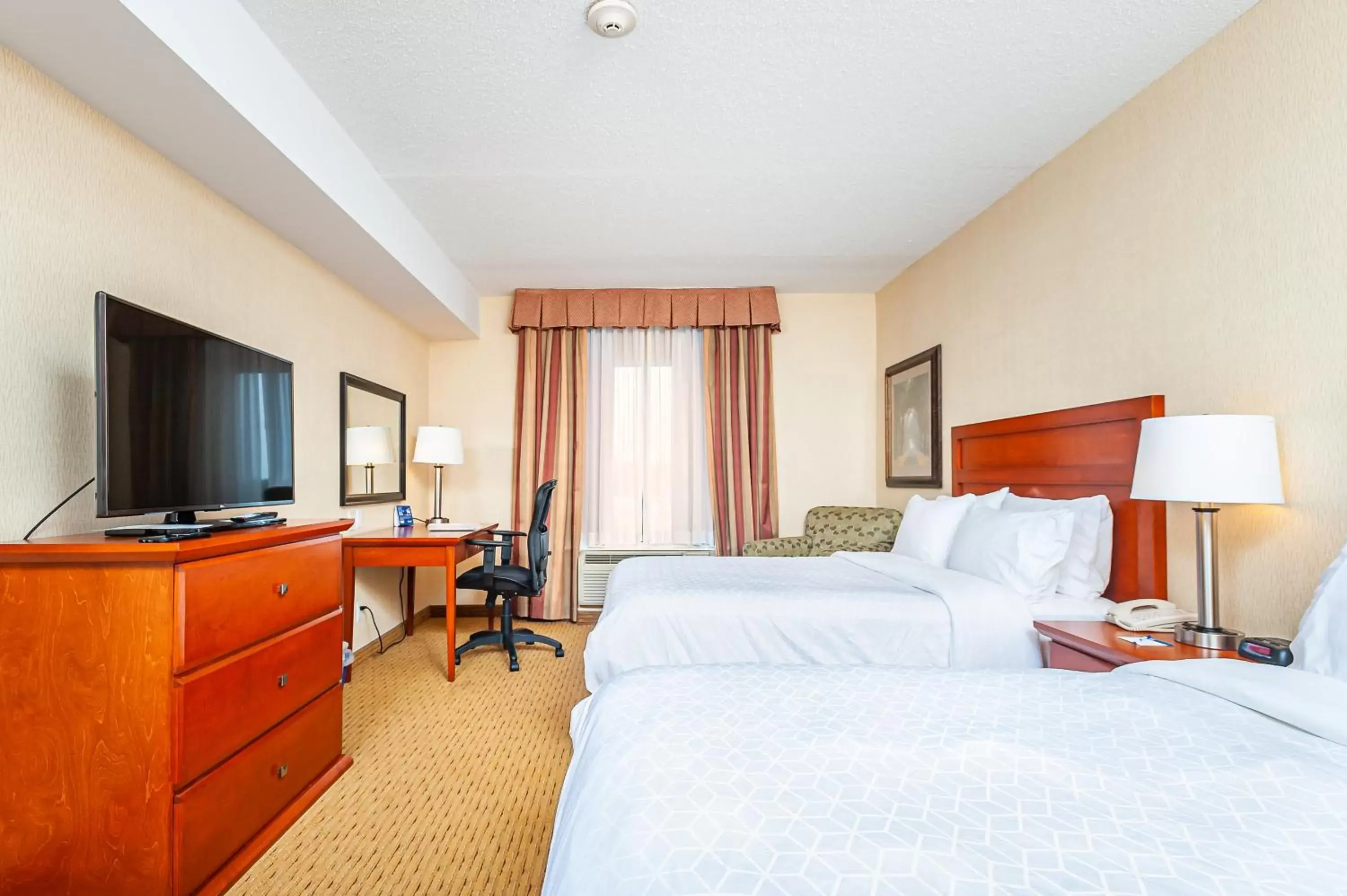 Photo of the whole room, Bed in Holiday Inn Express Hotel & Suites Clarington - Bowmanville, an IHG Hotel