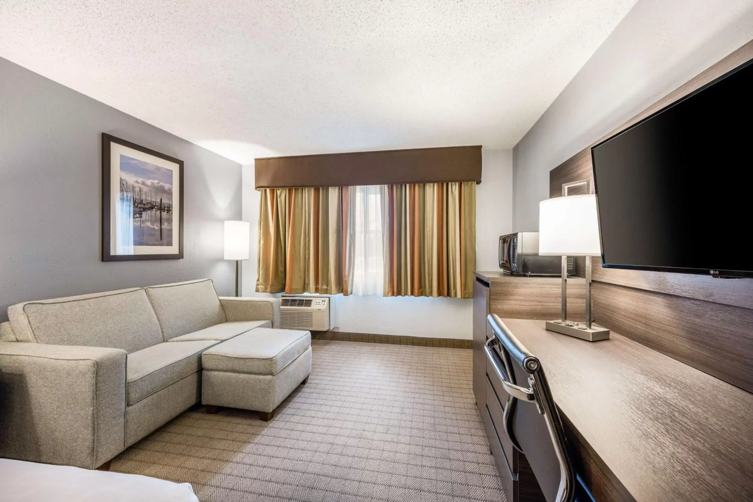 Bedroom, Seating Area in SureStay Hotel by Best Western SeaTac Airport North