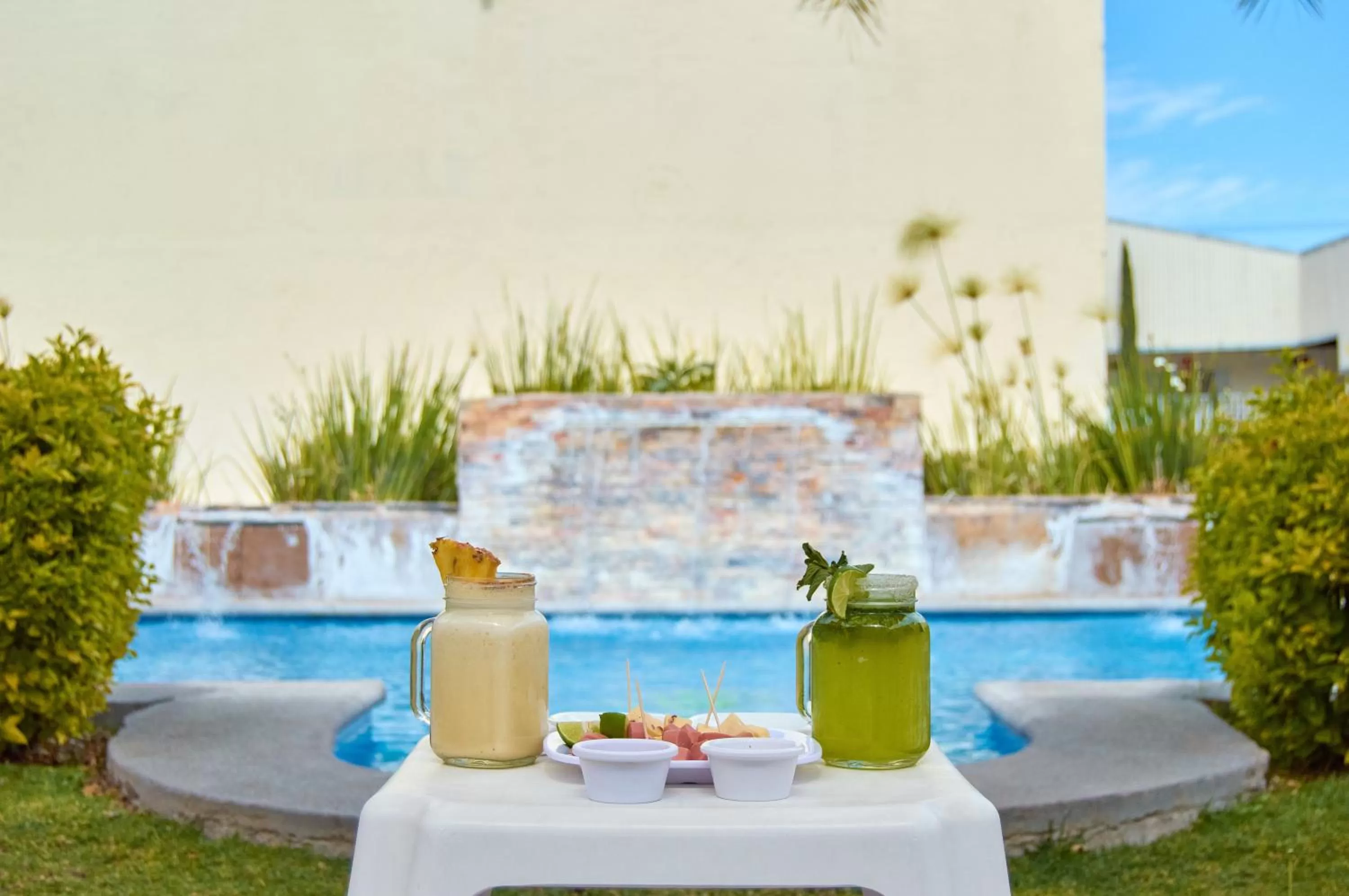 Swimming pool in Hotel del Alba Inn & Suites