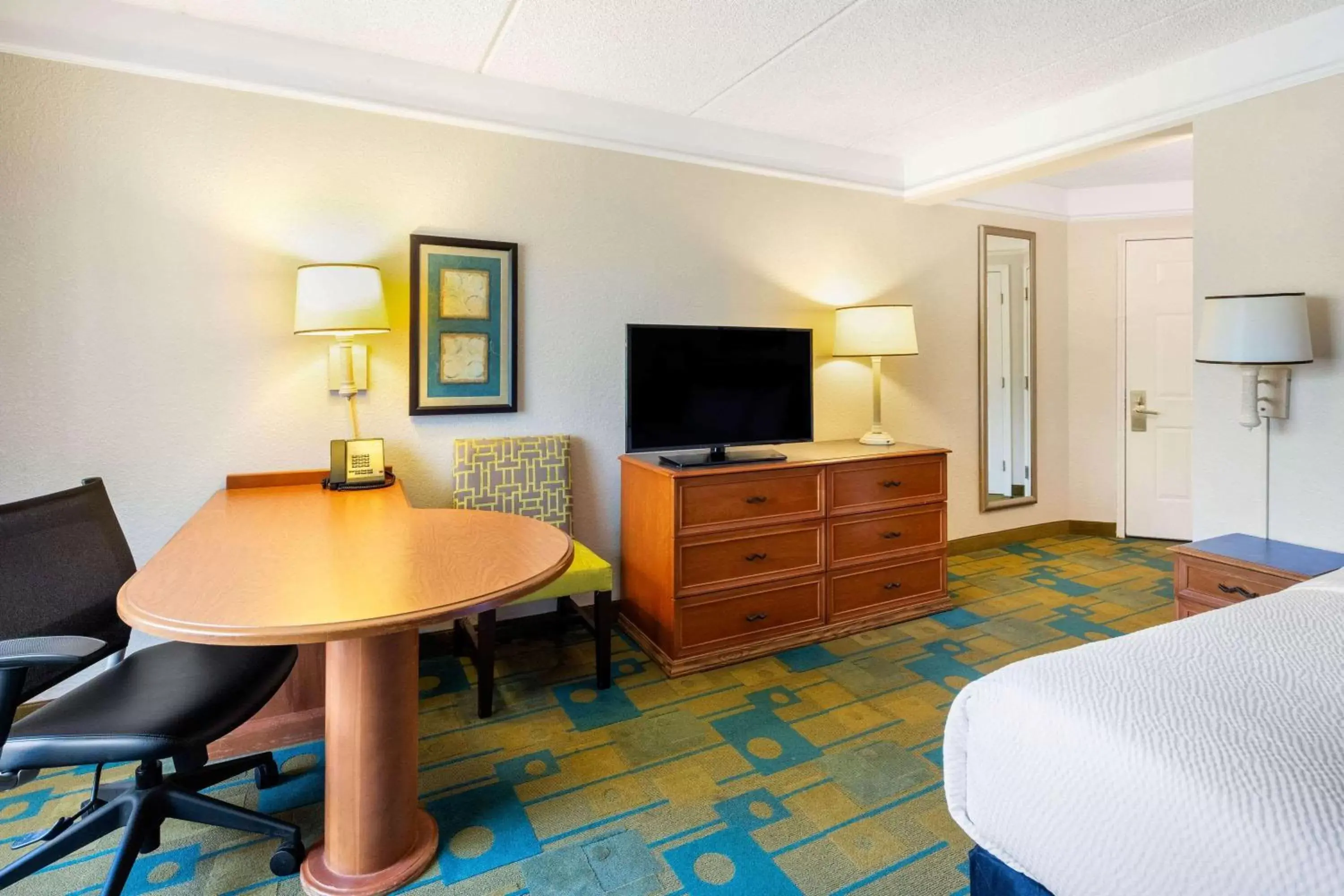 Photo of the whole room, TV/Entertainment Center in La Quinta by Wyndham Ft. Lauderdale Plantation