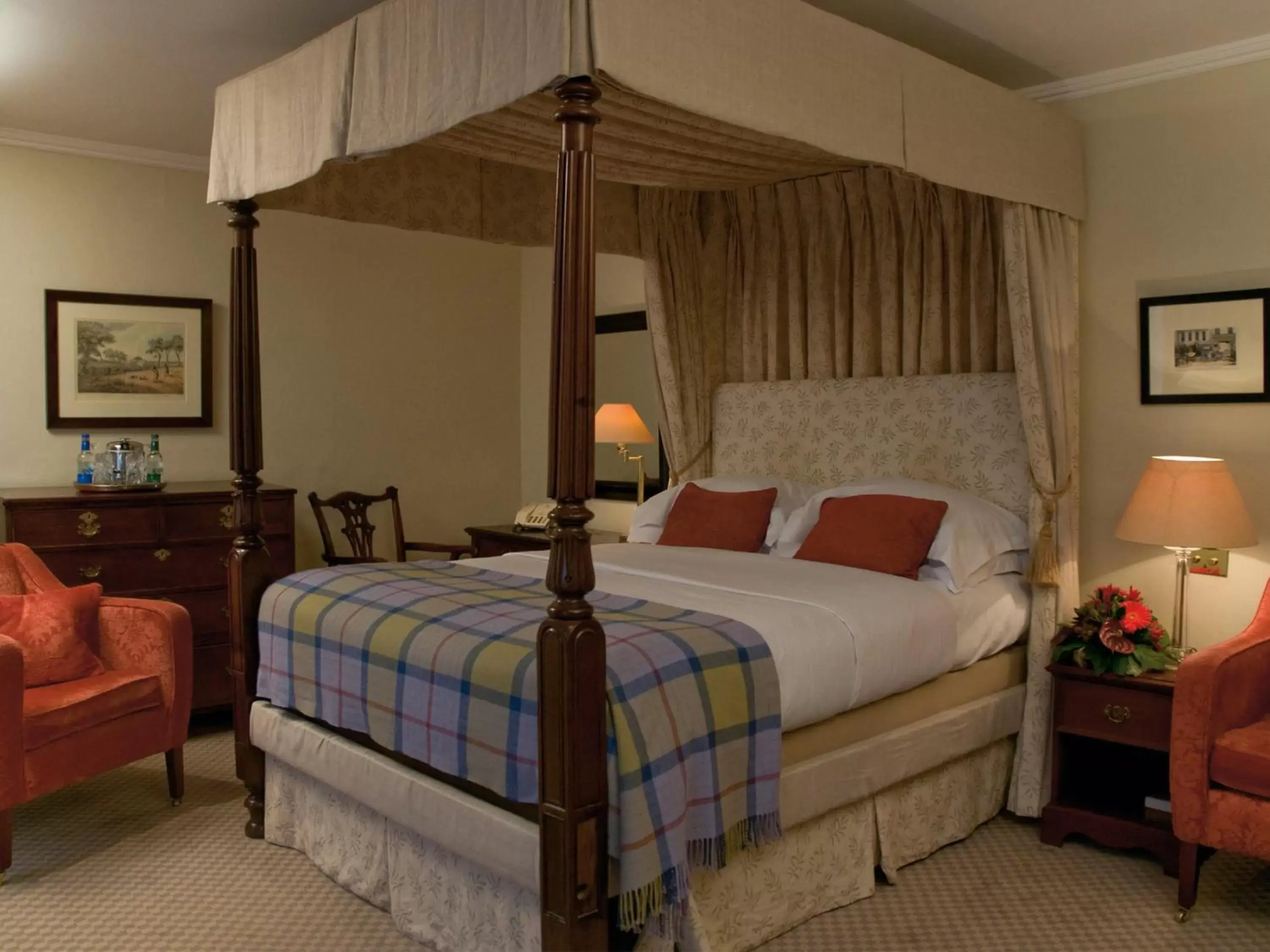 Bedroom, Bed in Macdonald Bear Hotel