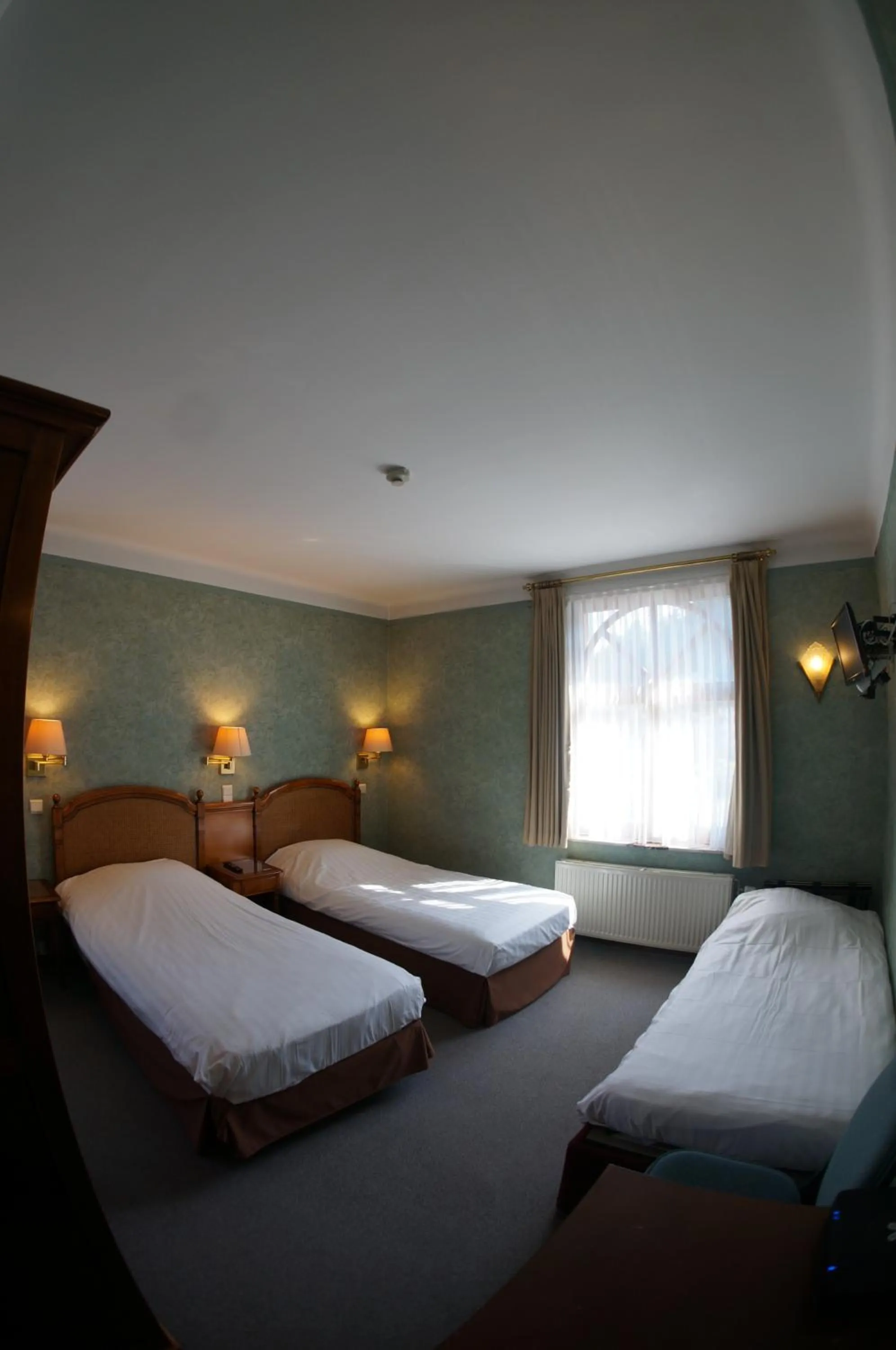 Restaurant/places to eat, Bed in Hotel La Porte de France