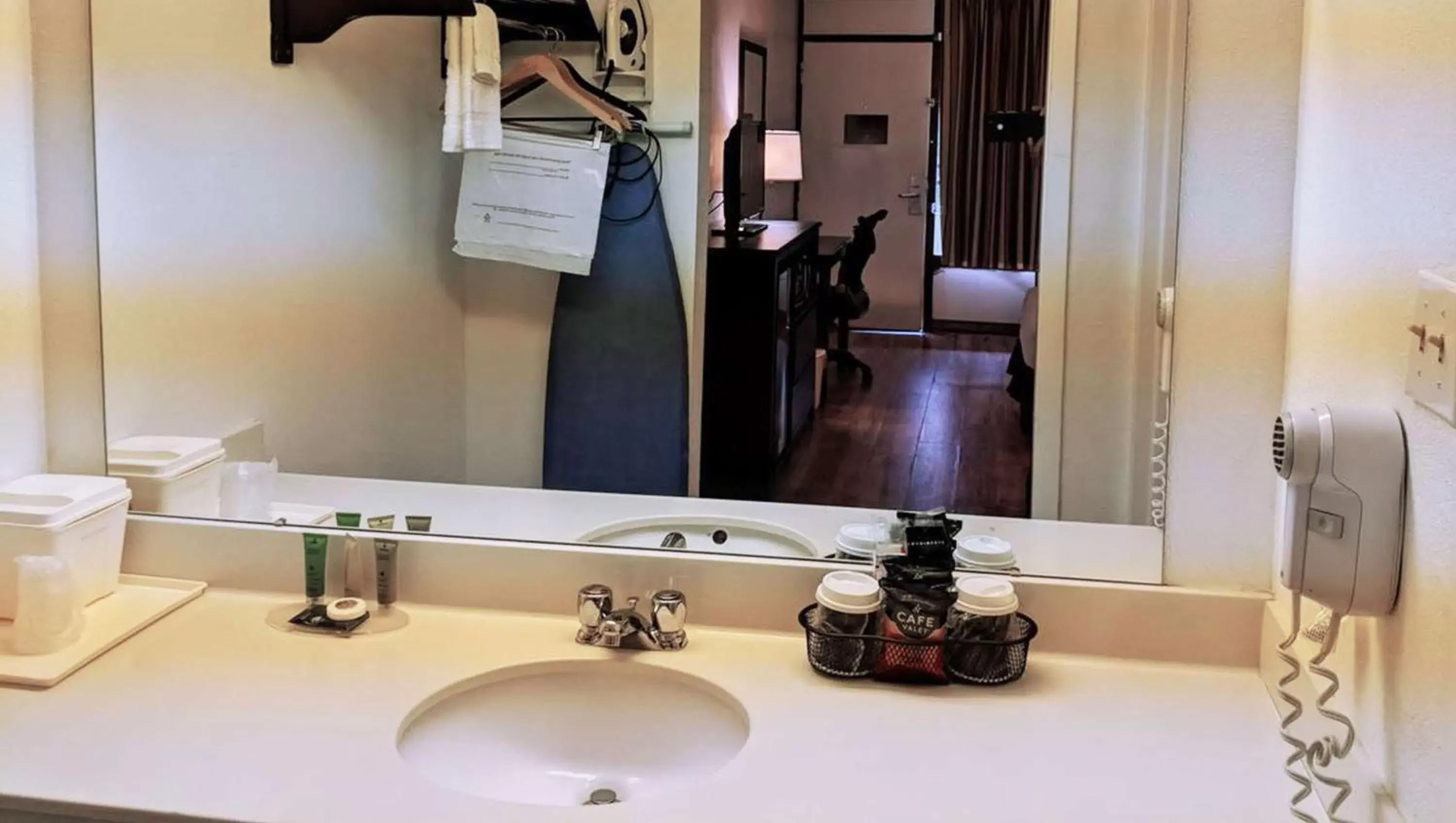 Photo of the whole room, Bathroom in Hotel Francis