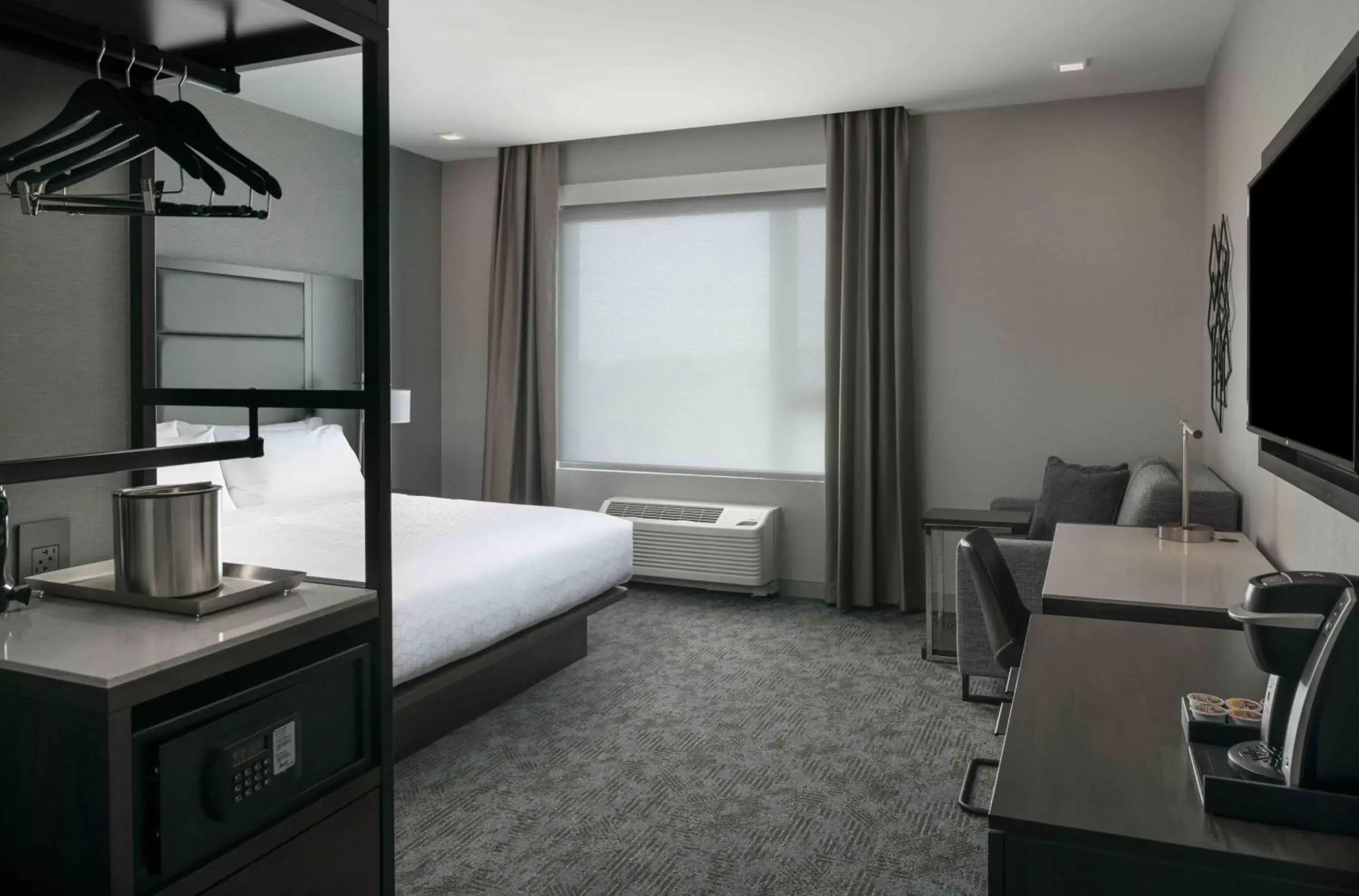 Bedroom in Holiday Inn Express - Boston Logan Airport - Revere, an IHG Hotel