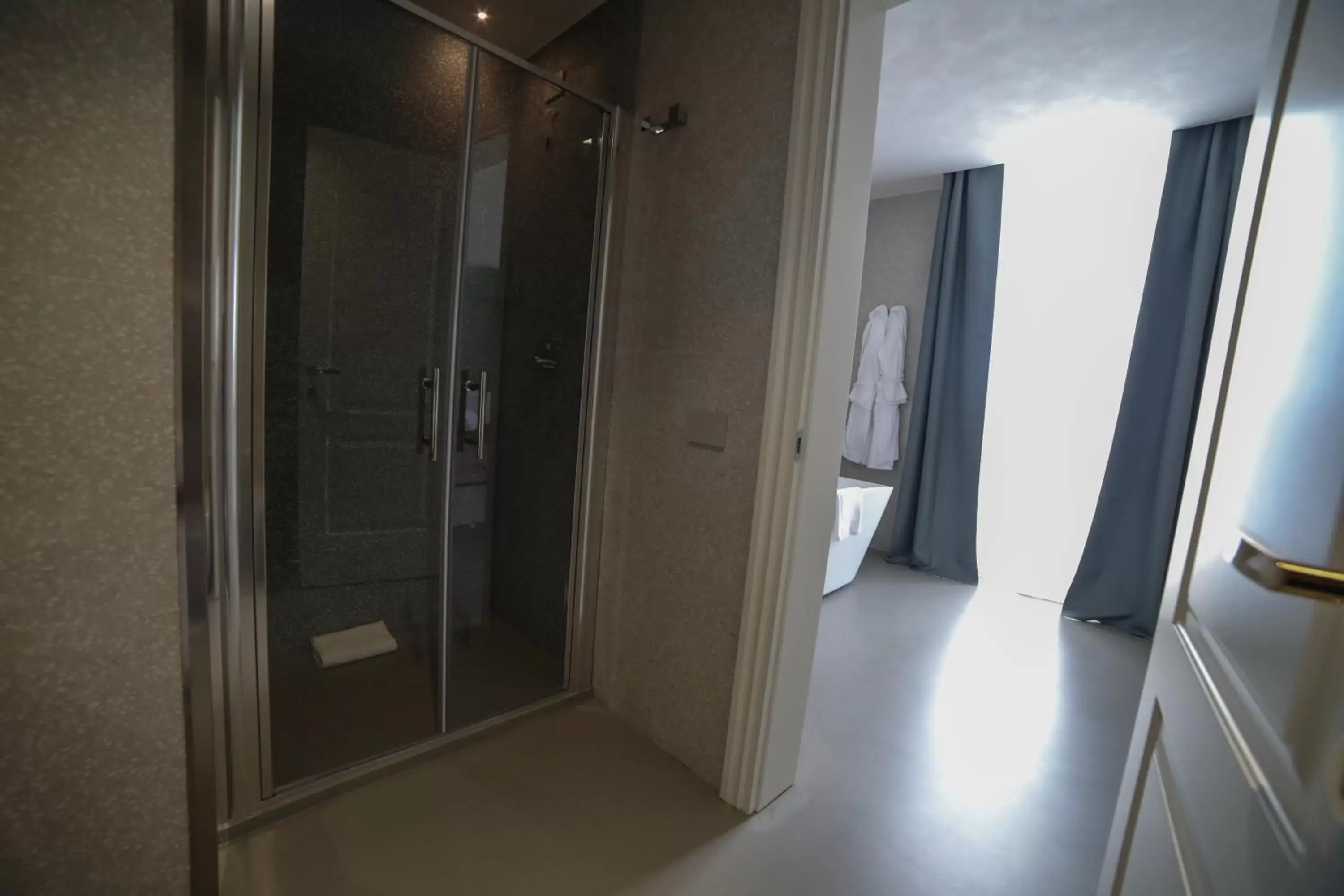 Shower, TV/Entertainment Center in 20 Miglia Boutique Hotel