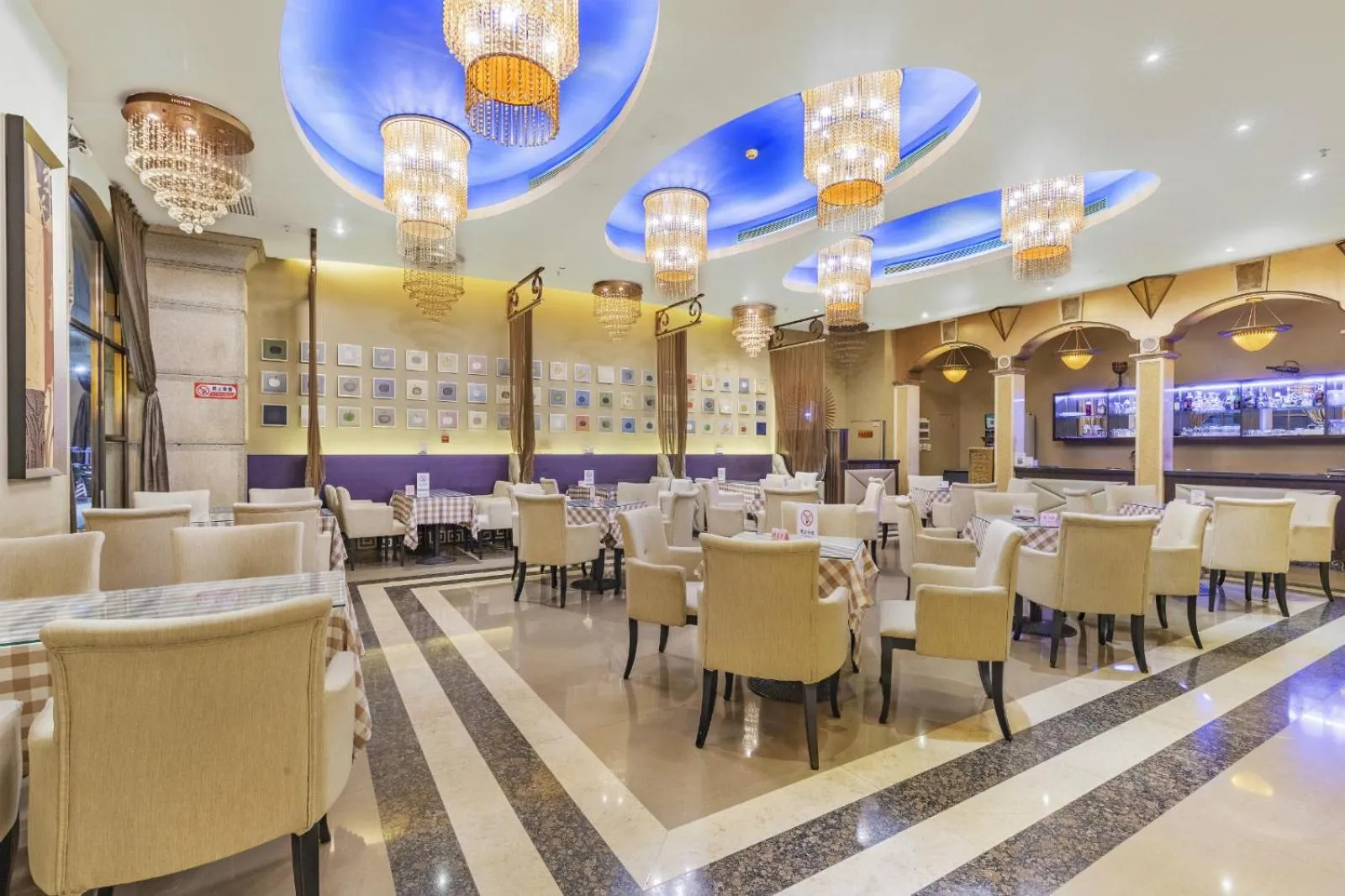 Restaurant/Places to Eat in Oscar Hotel