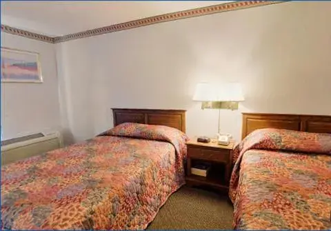 Bed in Travelodge by Wyndham Cleveland Airport