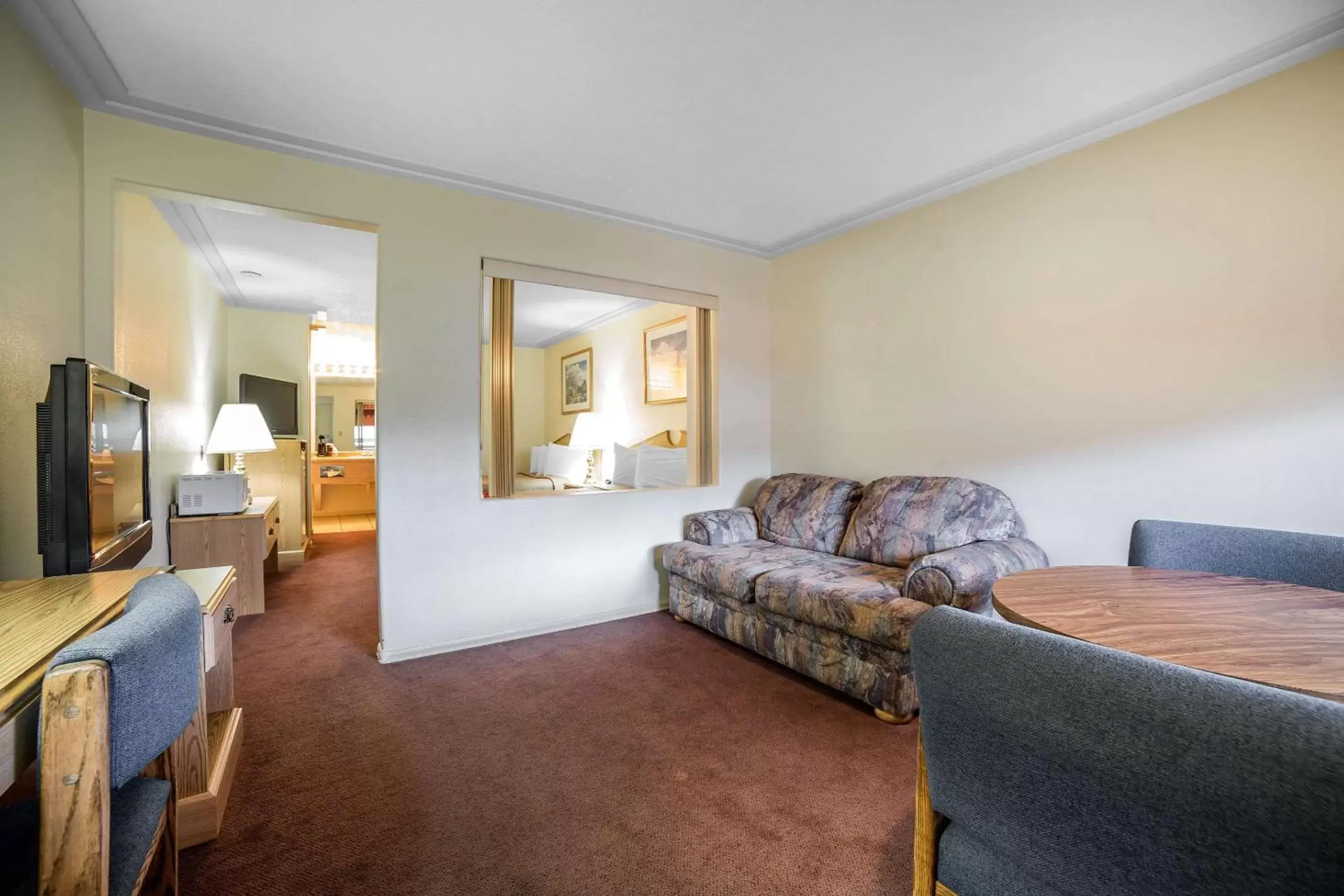 Photo of the whole room, Seating Area in Rodeway Inn Pronghorn Lodge