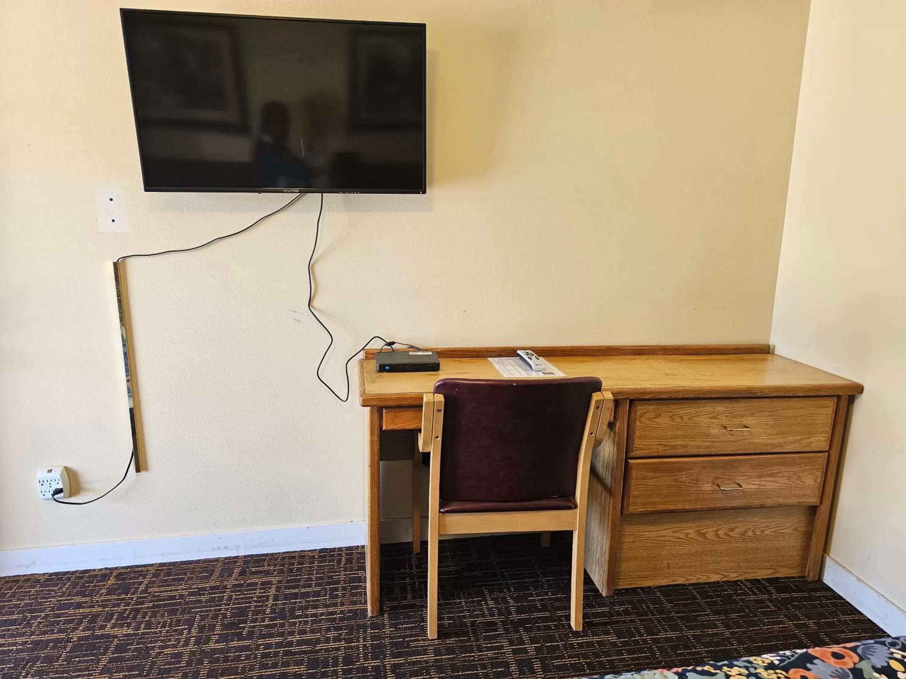 Bedroom, TV/Entertainment Center in Cle Elum Travelers Inn