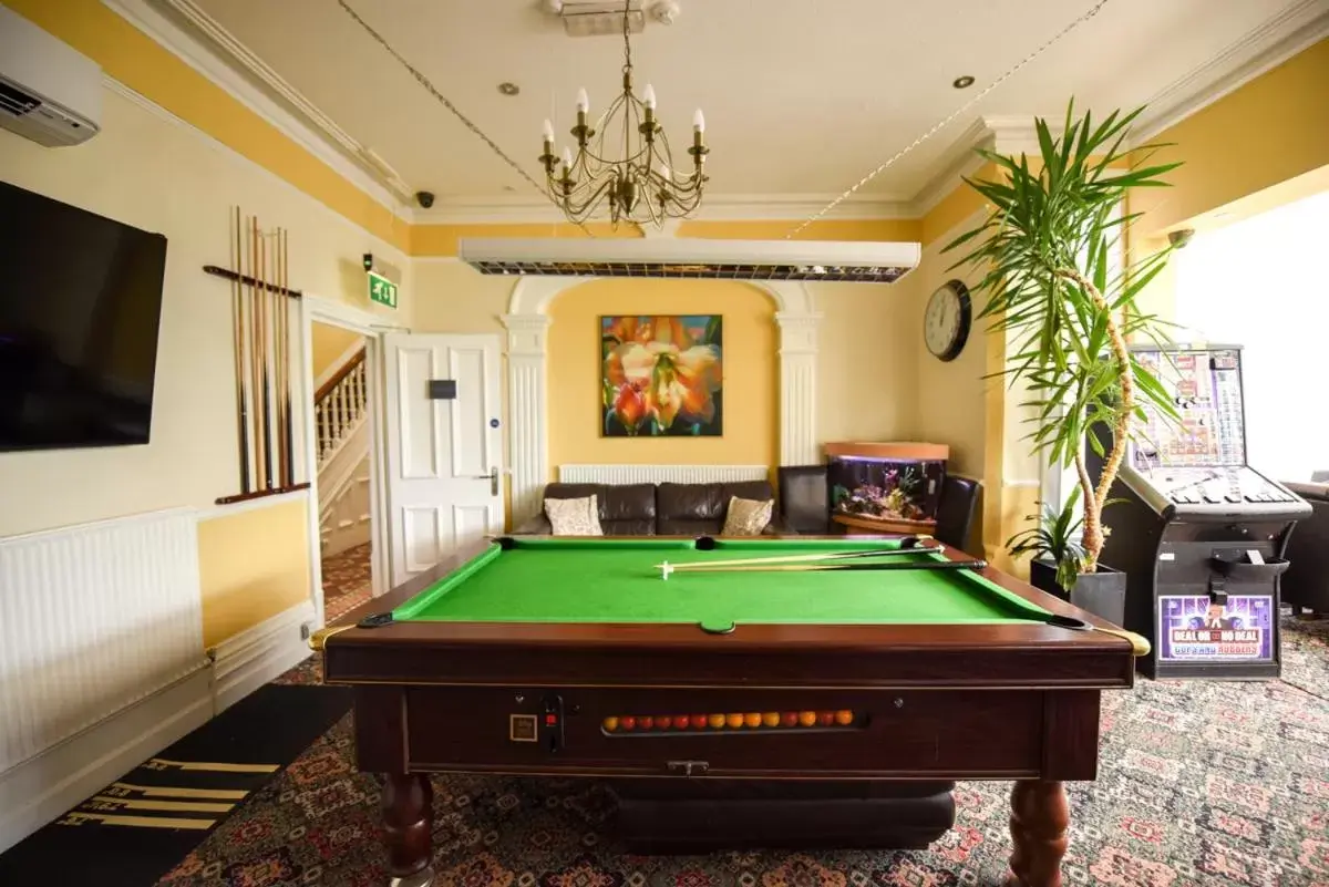 Communal lounge/ TV room, Billiards in Victoria Park Hotel