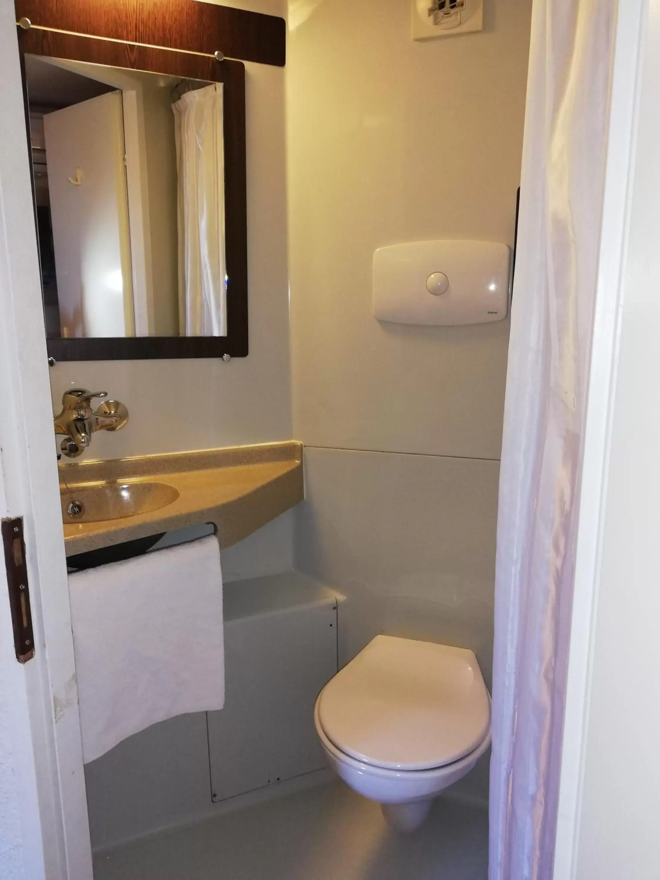 Bathroom in Premiere Classe Beziers