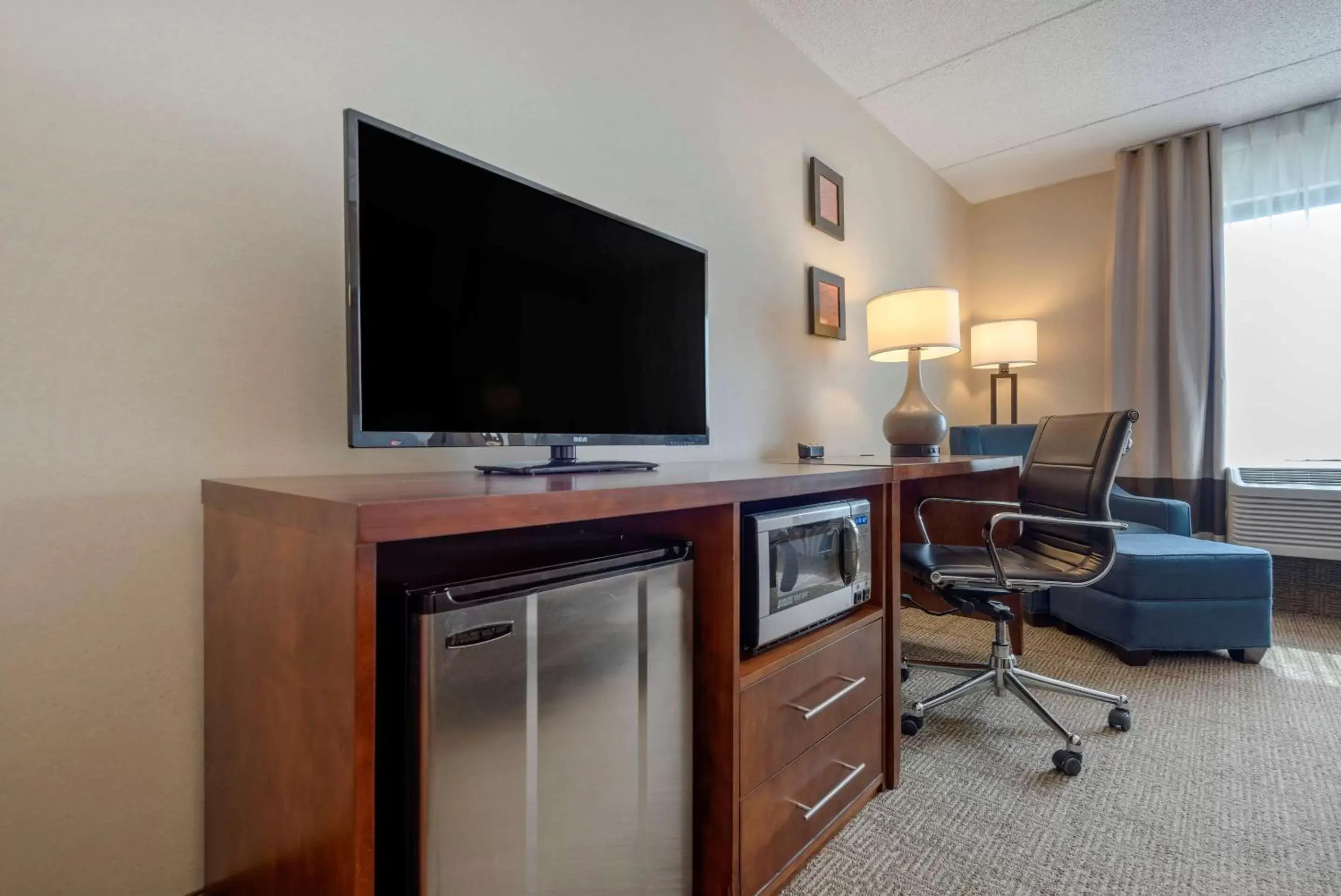 Bedroom, TV/Entertainment Center in Comfort Inn The Pointe