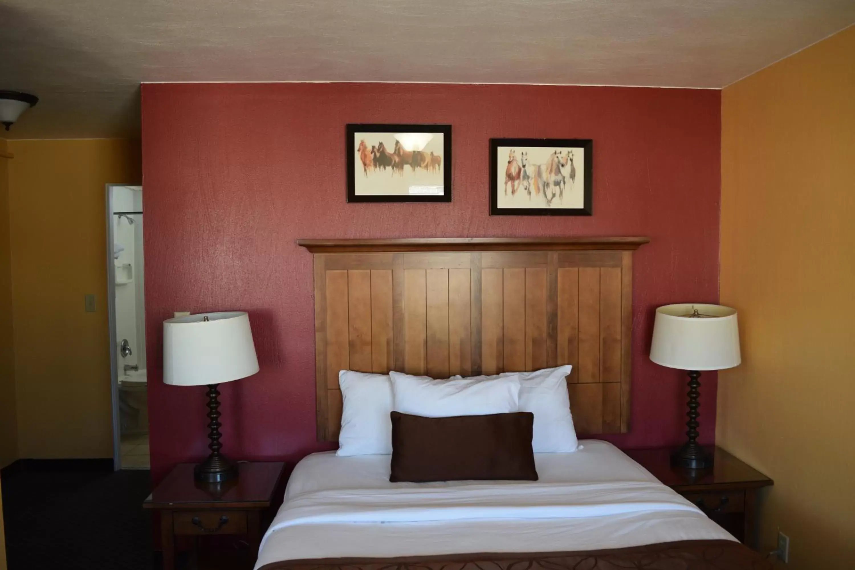 Bedroom, Bed in Royal Victorian Motel