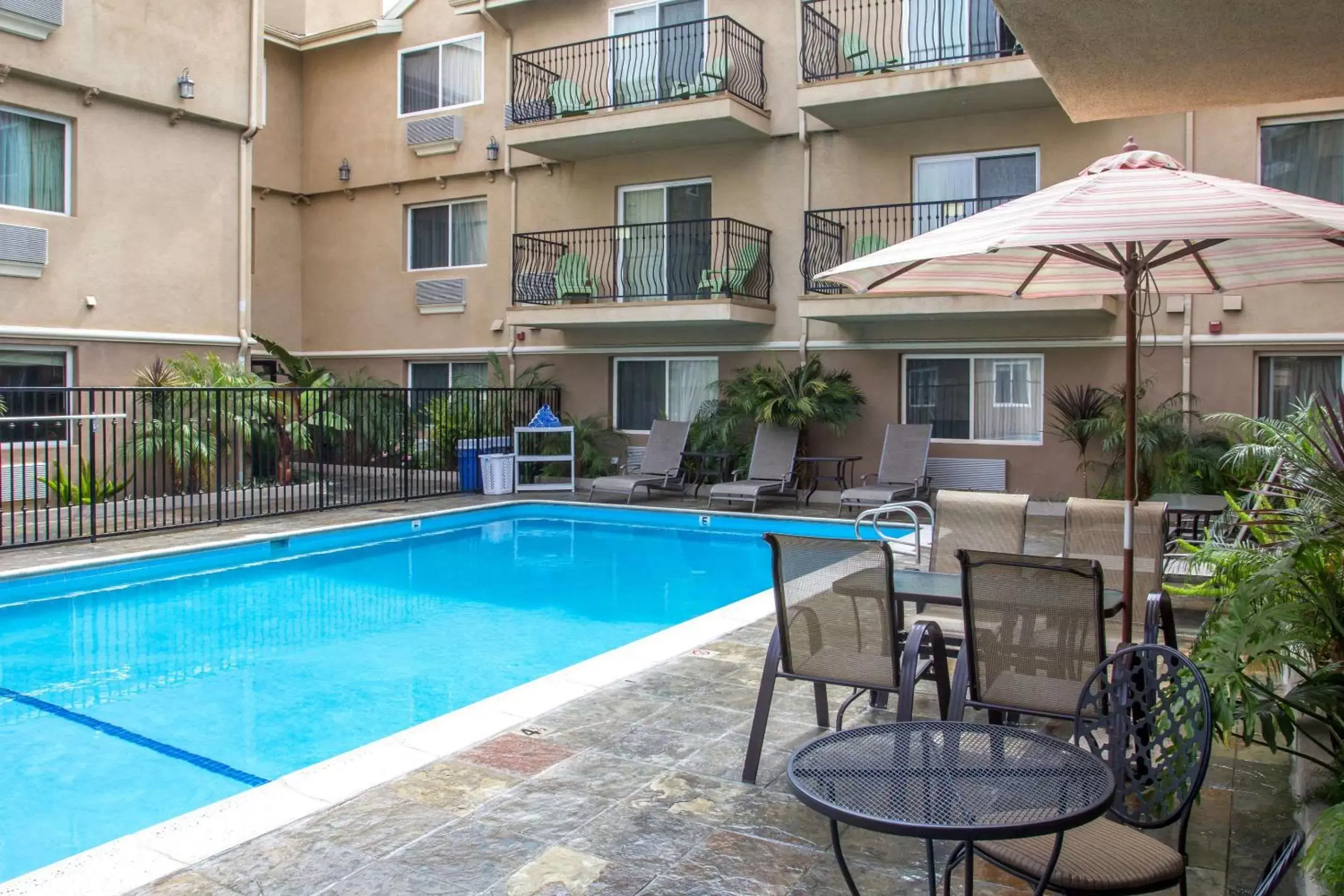 On site, Swimming Pool in Comfort Inn Cockatoo Near LAX