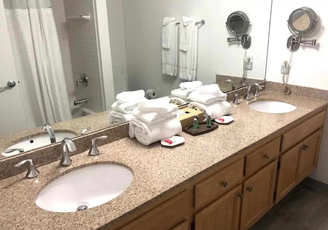 Bathroom in Vista Mirage Resort