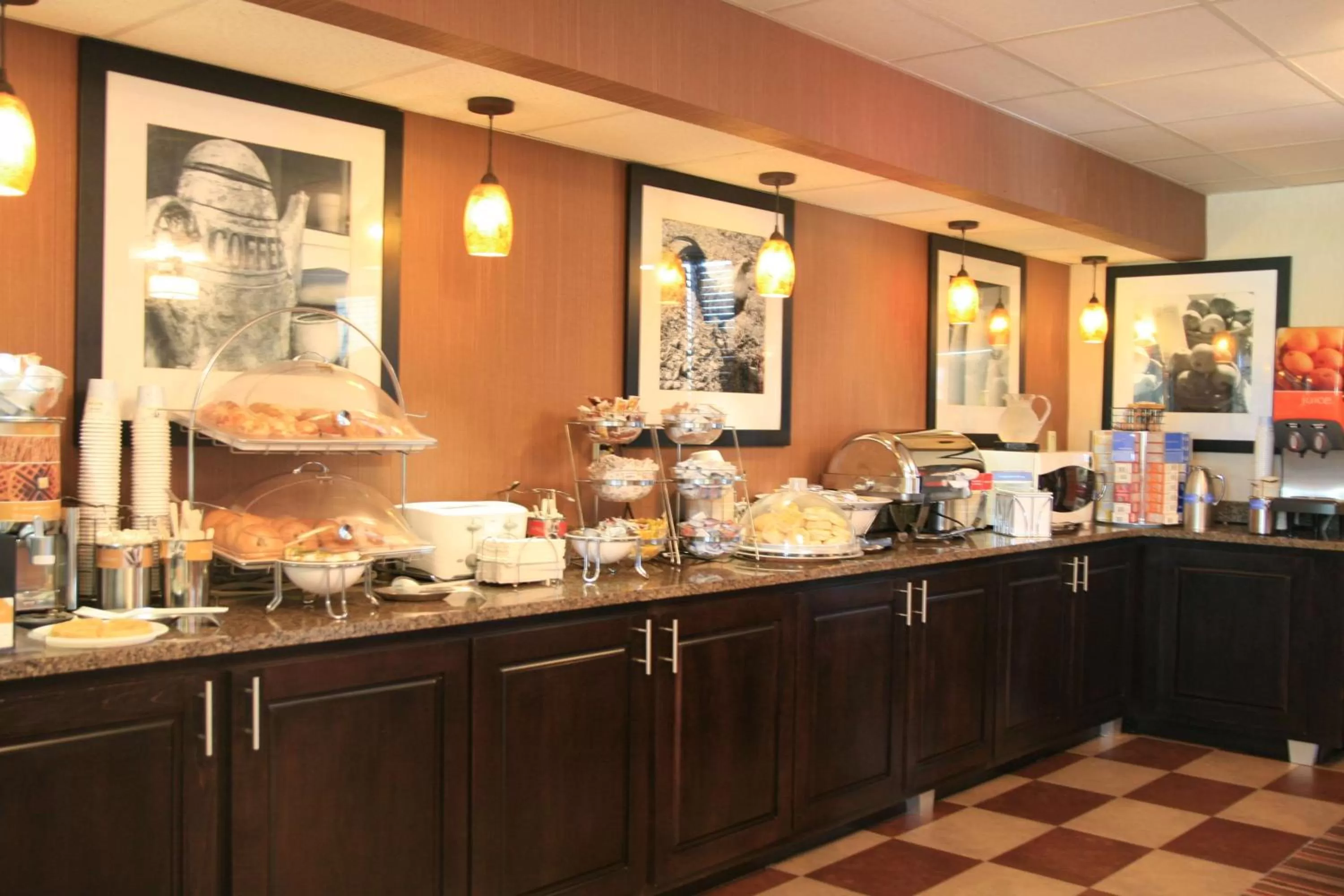 Dining area in Hampton Inn by Hilton Clarksville