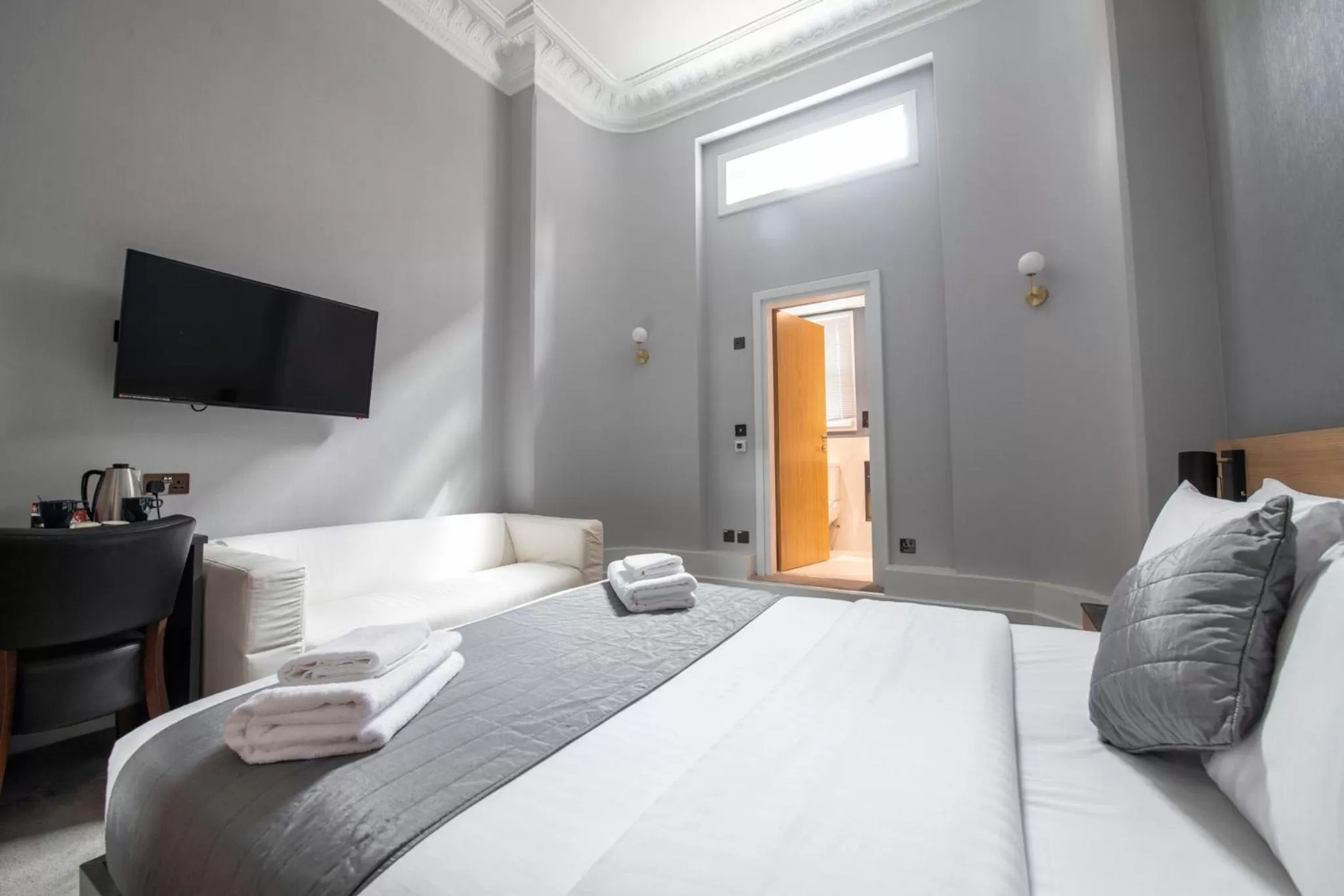 Bedroom, Bed in Gainsborough Hotel