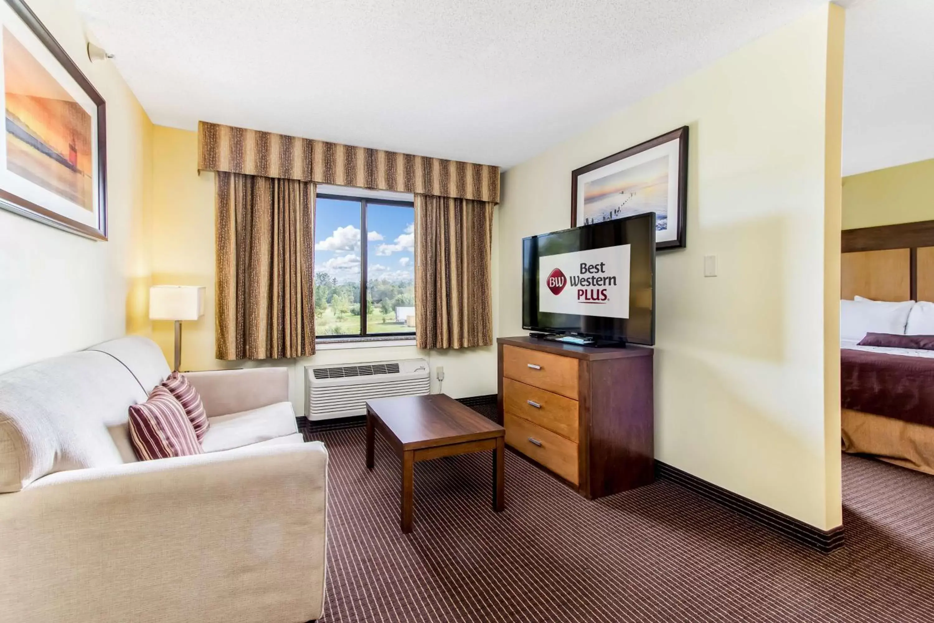 Photo of the whole room, TV/Entertainment Center in Best Western Plus Holland Inn & Suites