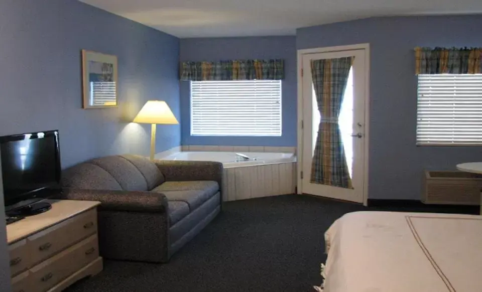 Bedroom, Seating Area in South Beach Resort Hotel