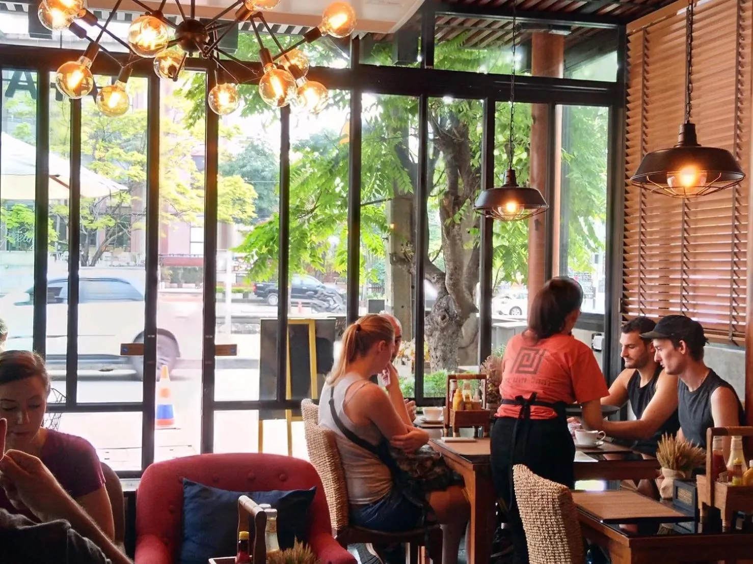 Restaurant/places to eat in Tapae Gate Villa