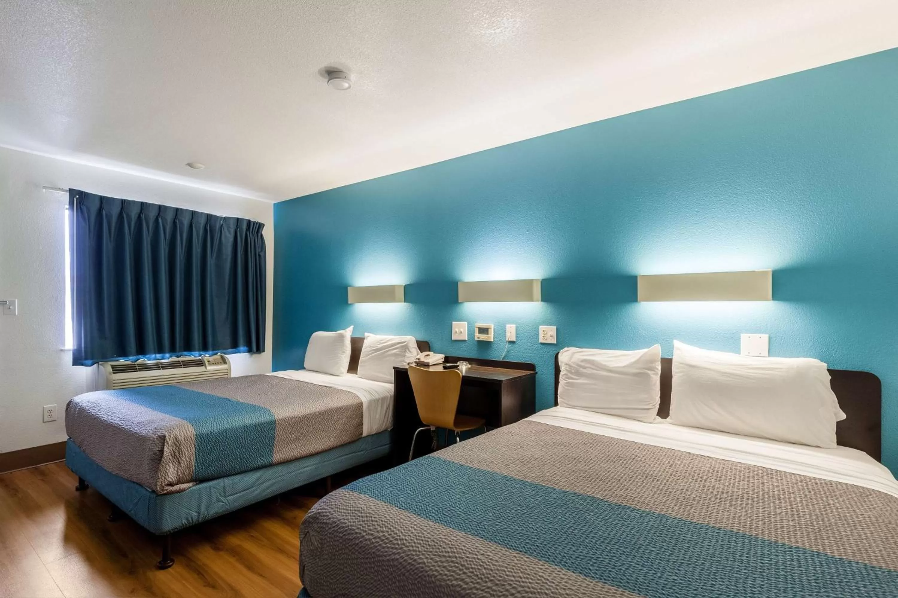 Quadruple Room - Disability Access in Motel 6-Webster, TX - Houston - Nasa Lake