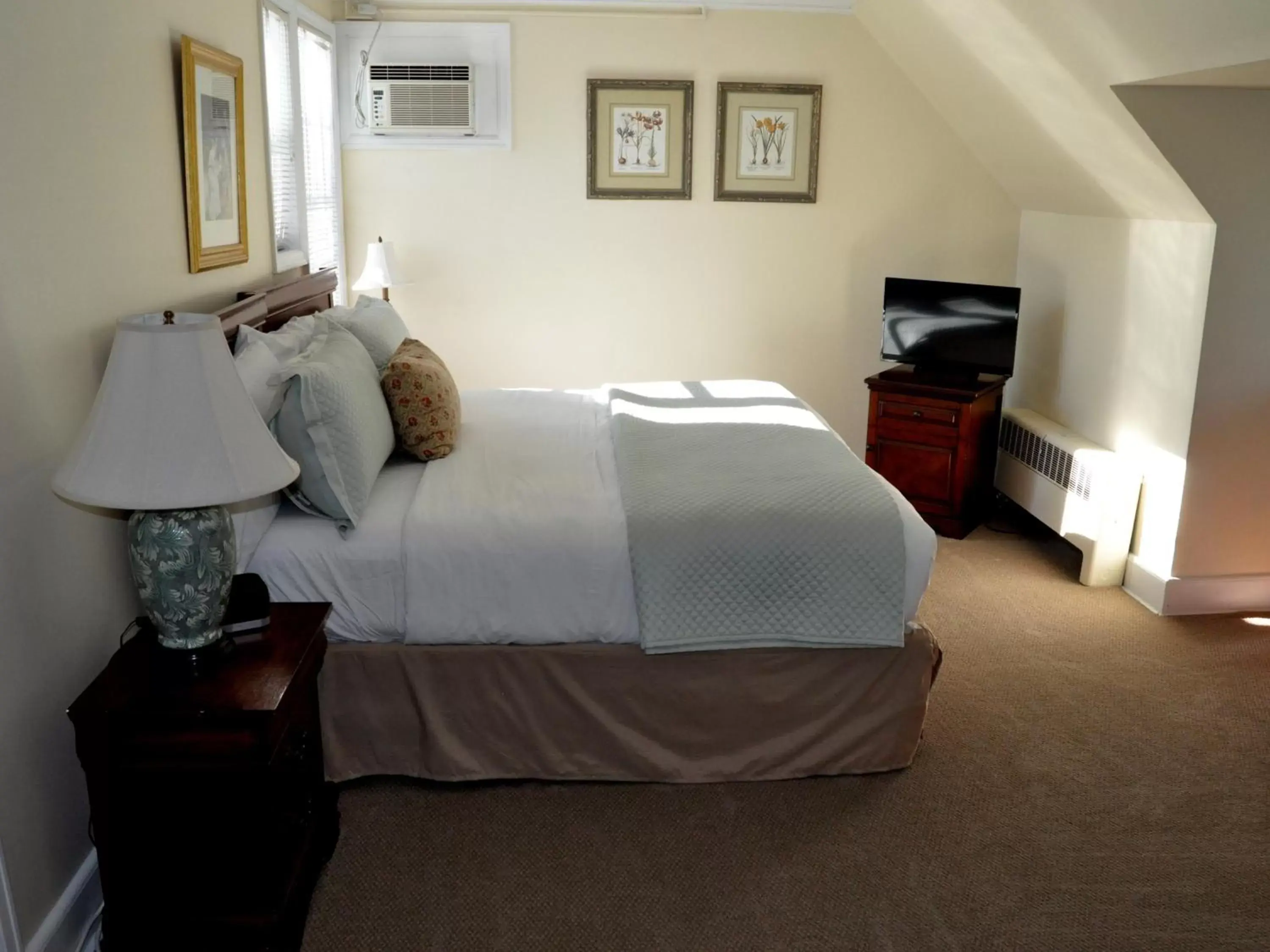 Bedroom, Bed in Anne's Washington Inn