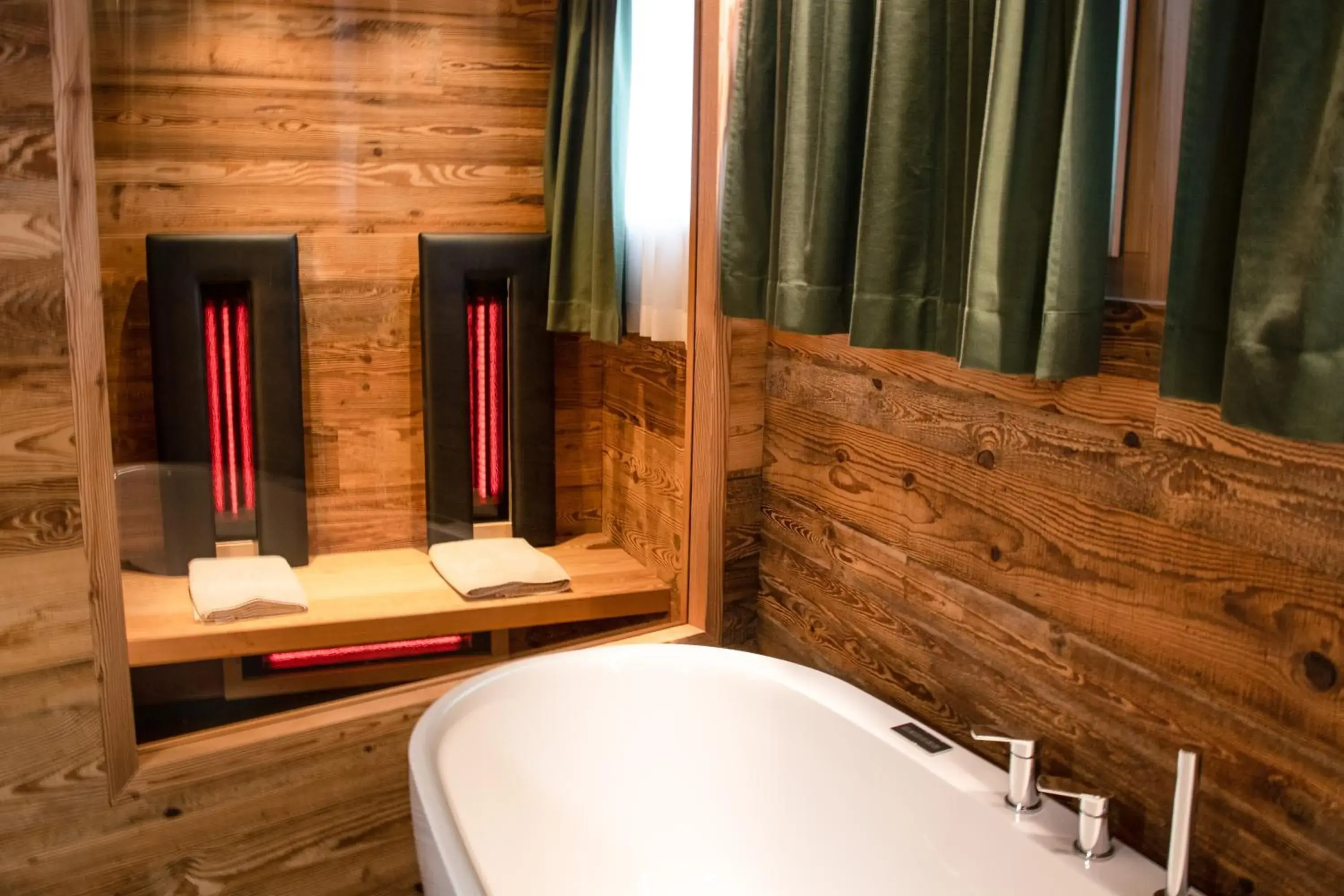 Hot Tub, Bathroom in Hotel Concordia