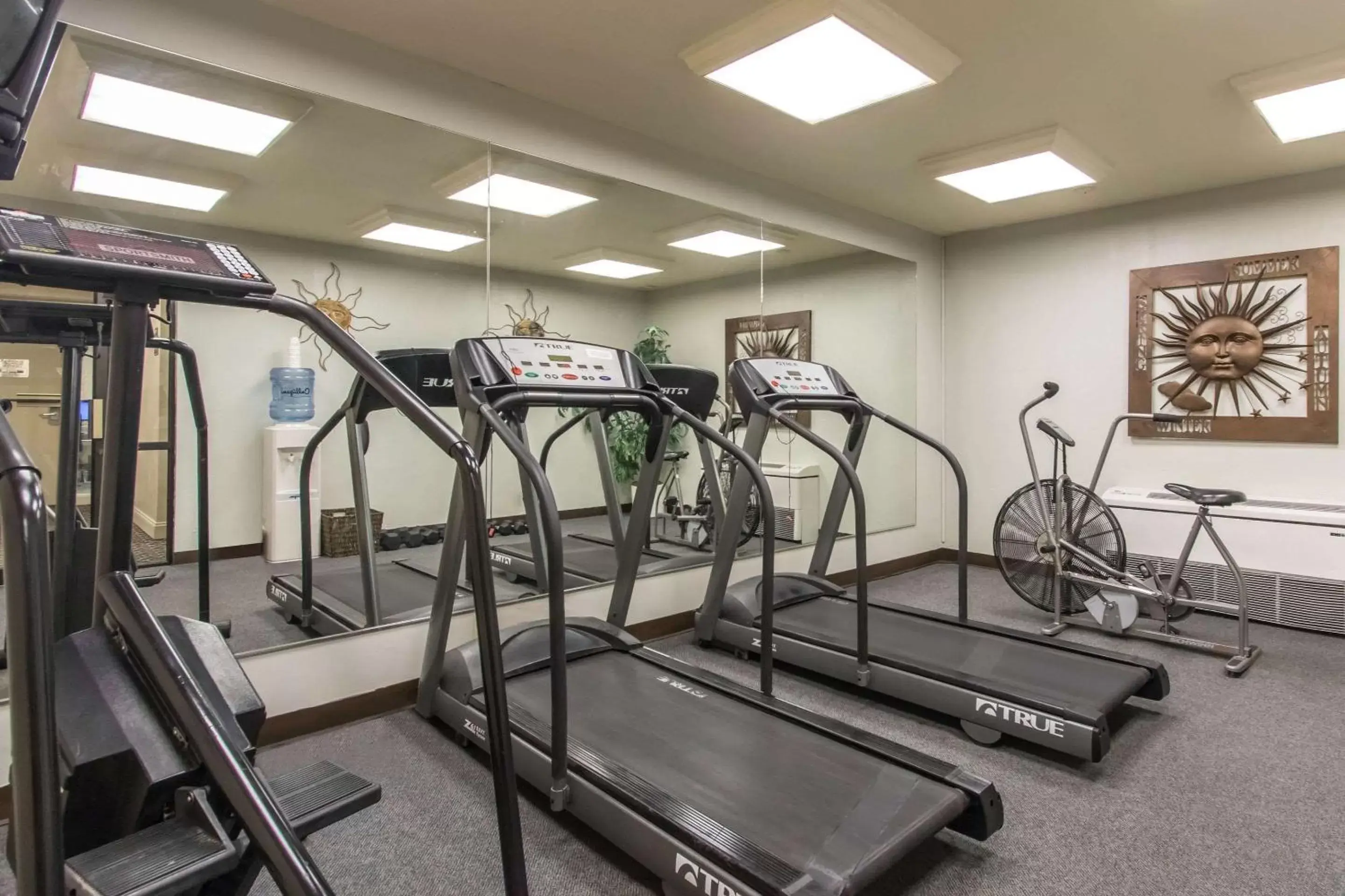 Photo of the whole room, Fitness Center/Facilities in Econo Lodge Inn & Suites Joplin