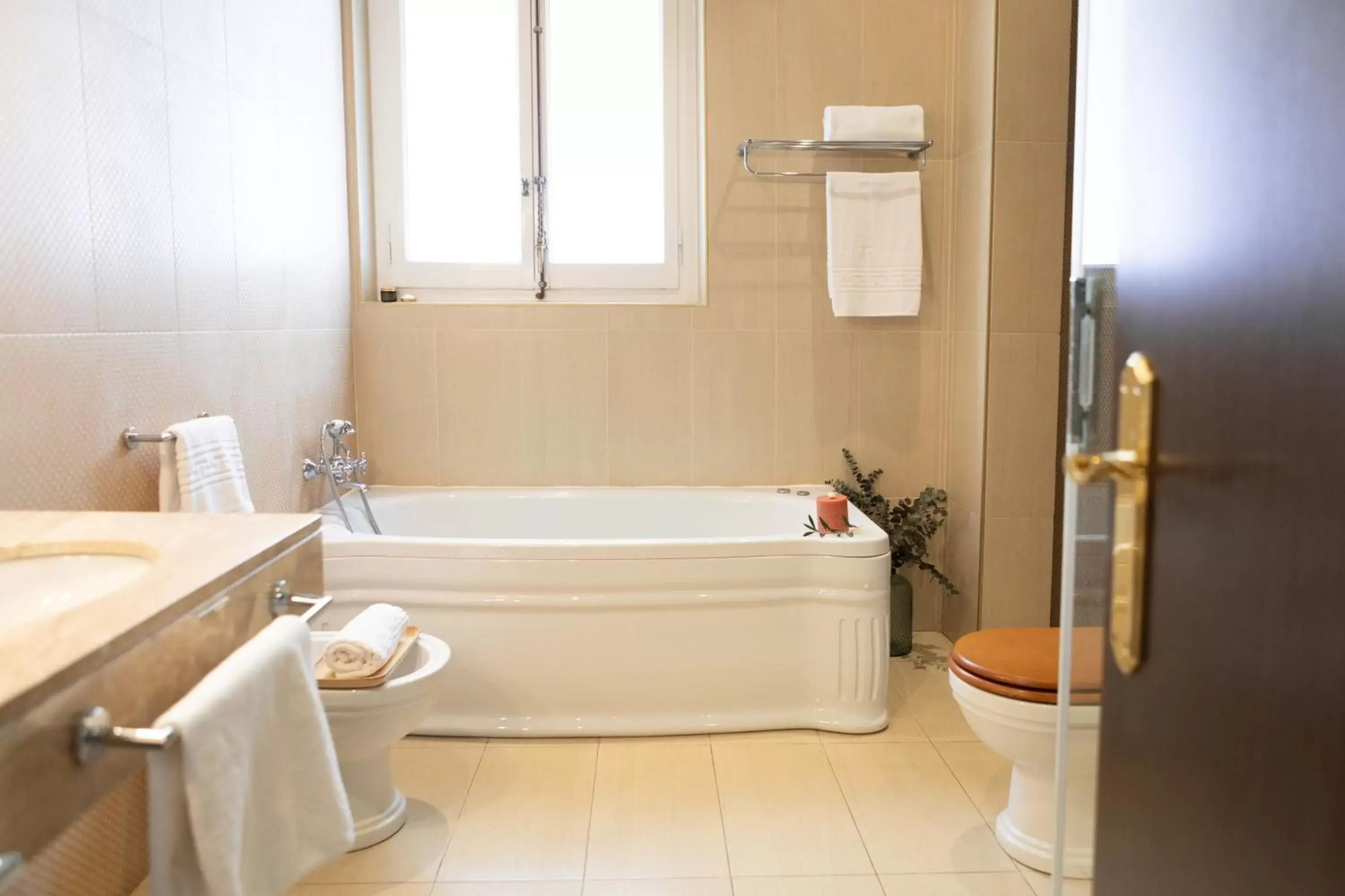 Bath, Bathroom in Hotel Roger de Flor by Seleqtta