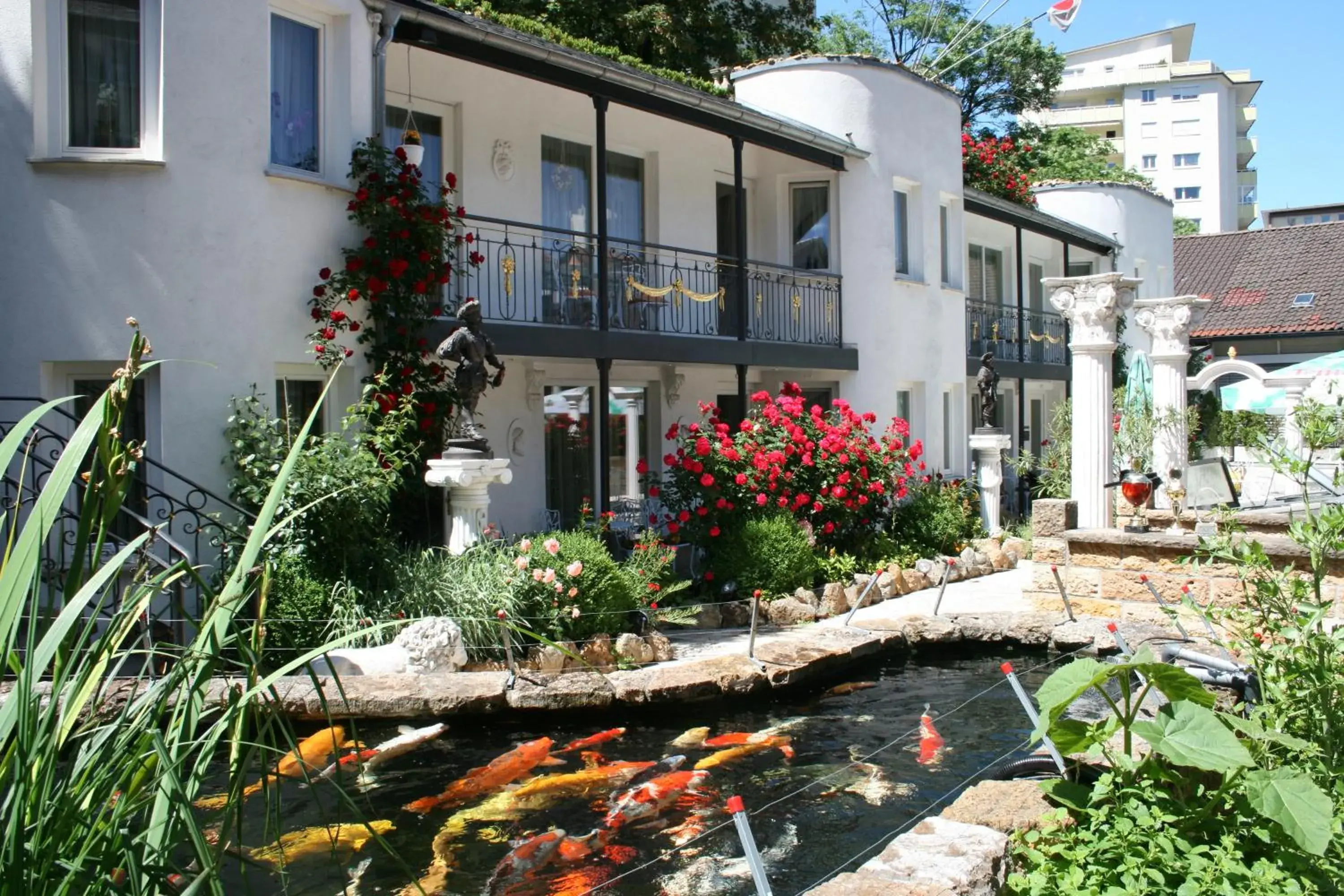 Facade/entrance, Property Building in Zur Weinsteige