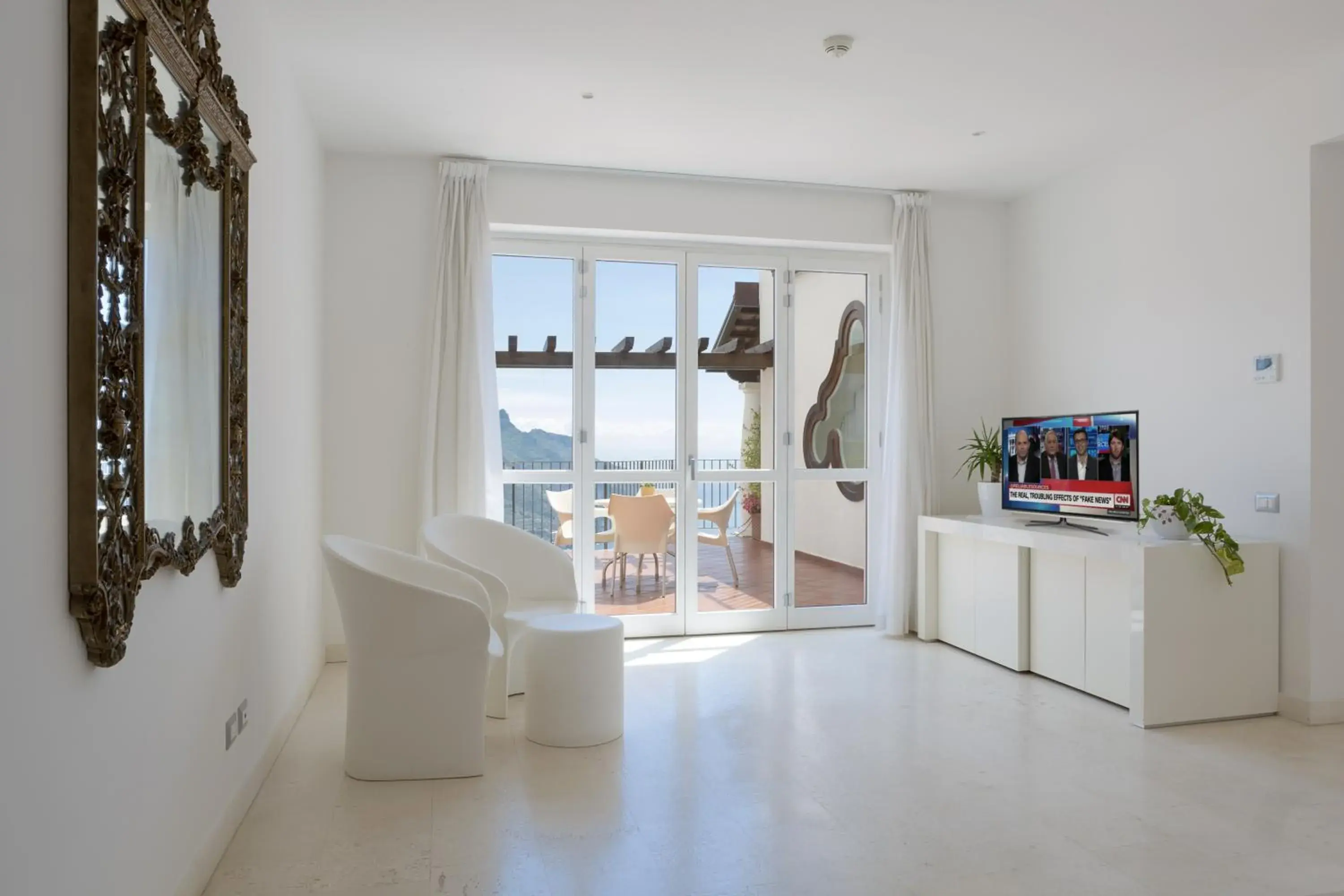 TV/Entertainment Center in Villa Piedimonte