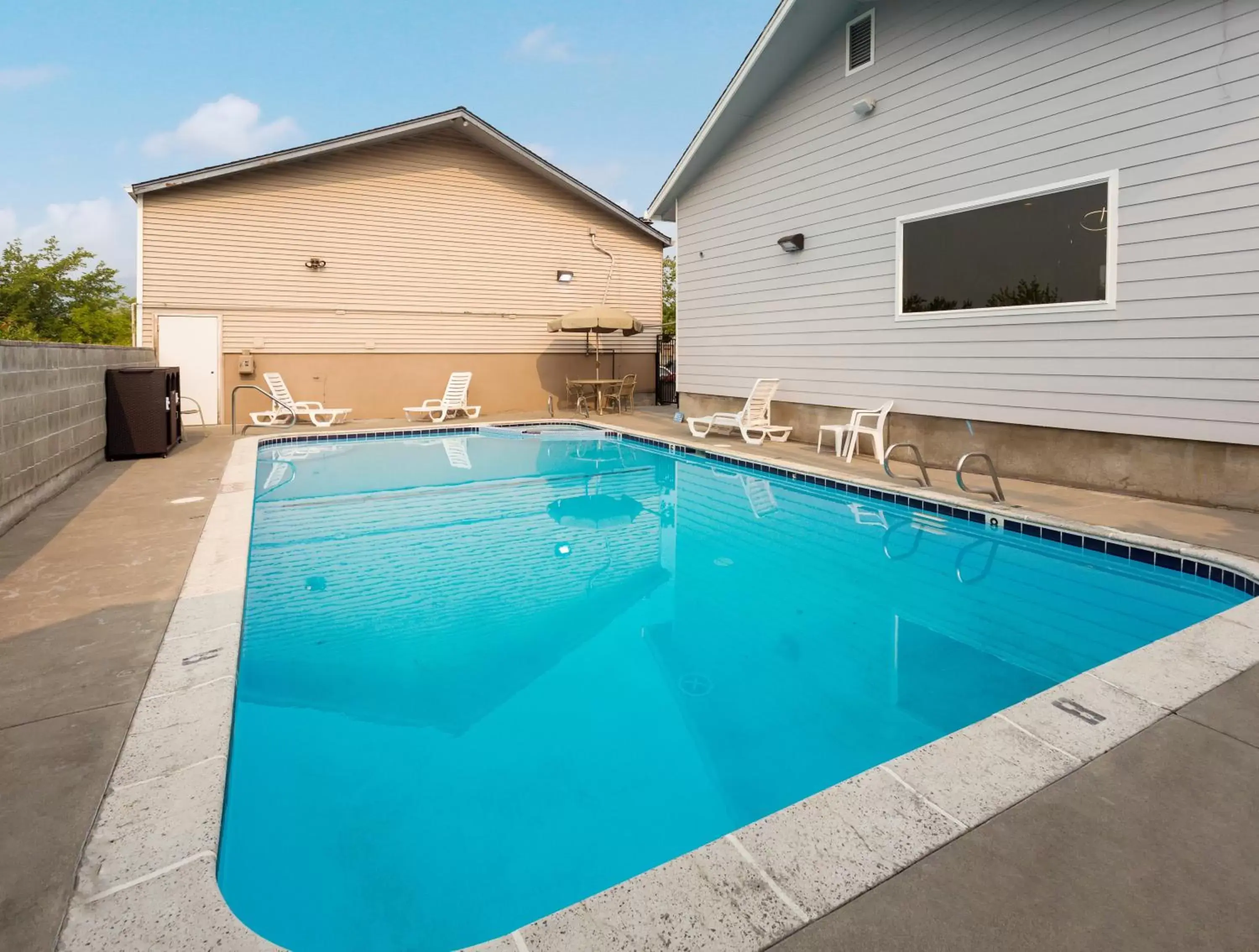 Swimming pool in Red Lion Inn & Suites Grants Pass Swimming pool in Red Lion Inn & Suites Grants Pass