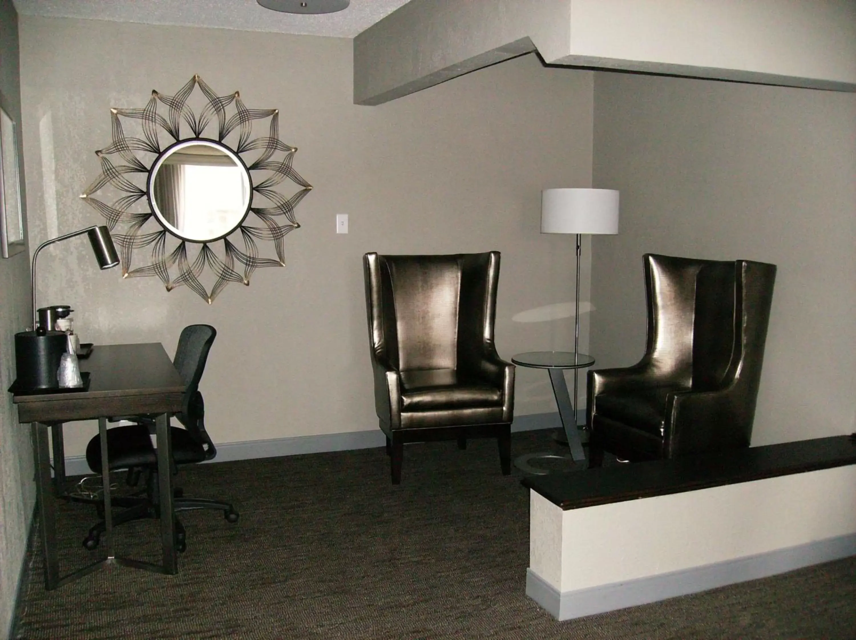 Photo of the whole room, Seating Area in Best Western Plus Bradford Inn