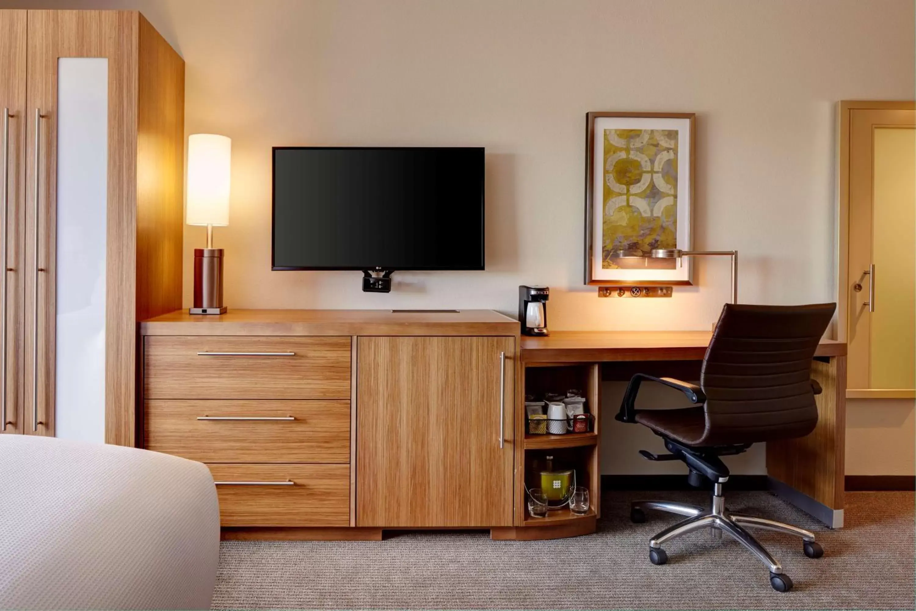 Photo of the whole room, TV/Entertainment Center in Hyatt Place Madison/Verona