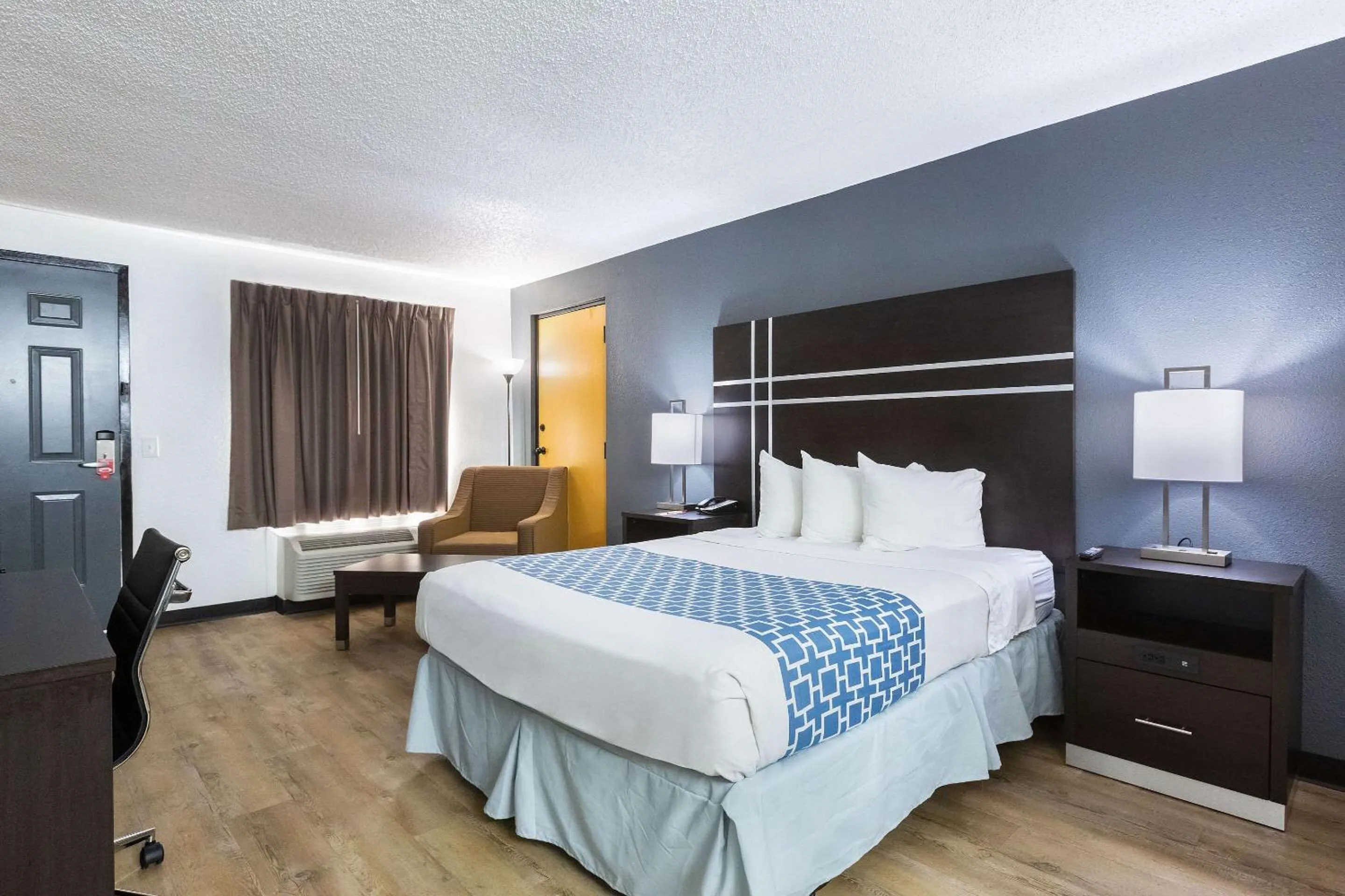 Photo of the whole room, Bed in Econo Lodge