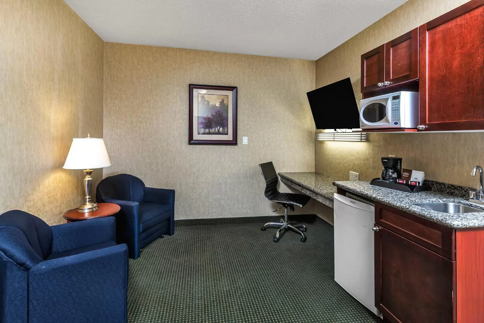 Guests, Kitchen/Kitchenette in Redwood Inn & Suites