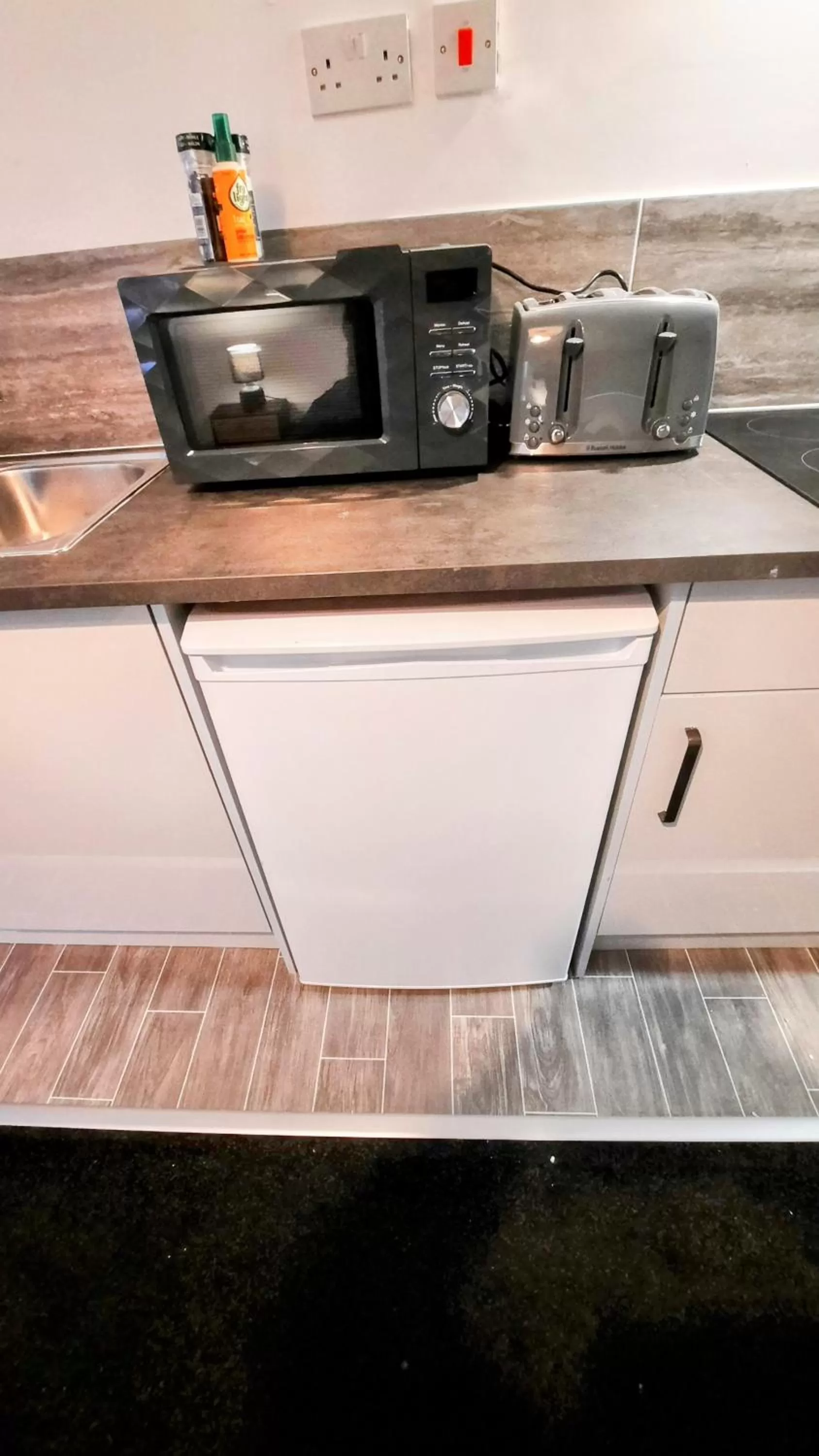 Kitchen or kitchenette, Kitchen/Kitchenette in Burford Road - Stay. Sleep. Rest.