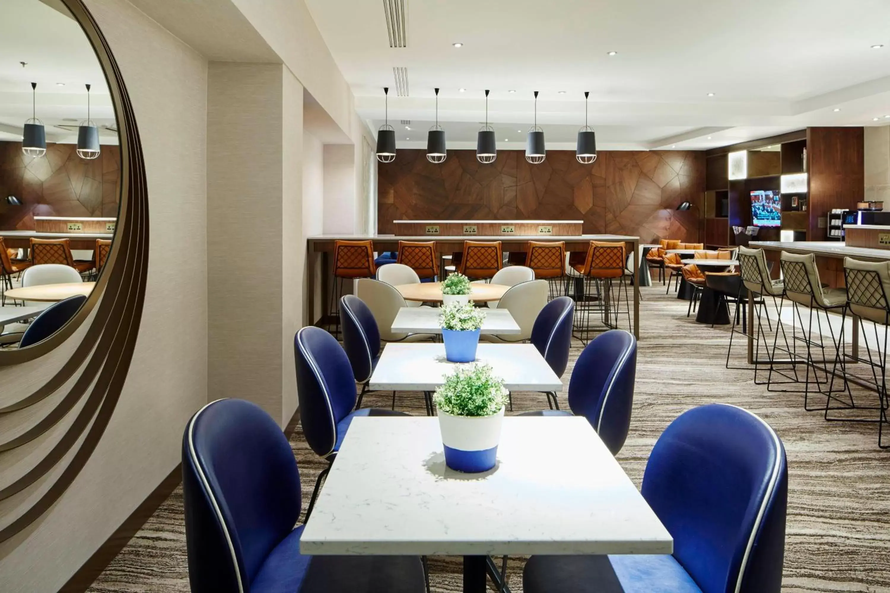 Lounge or bar, Restaurant/Places to Eat in London Marriott Hotel Regents Park