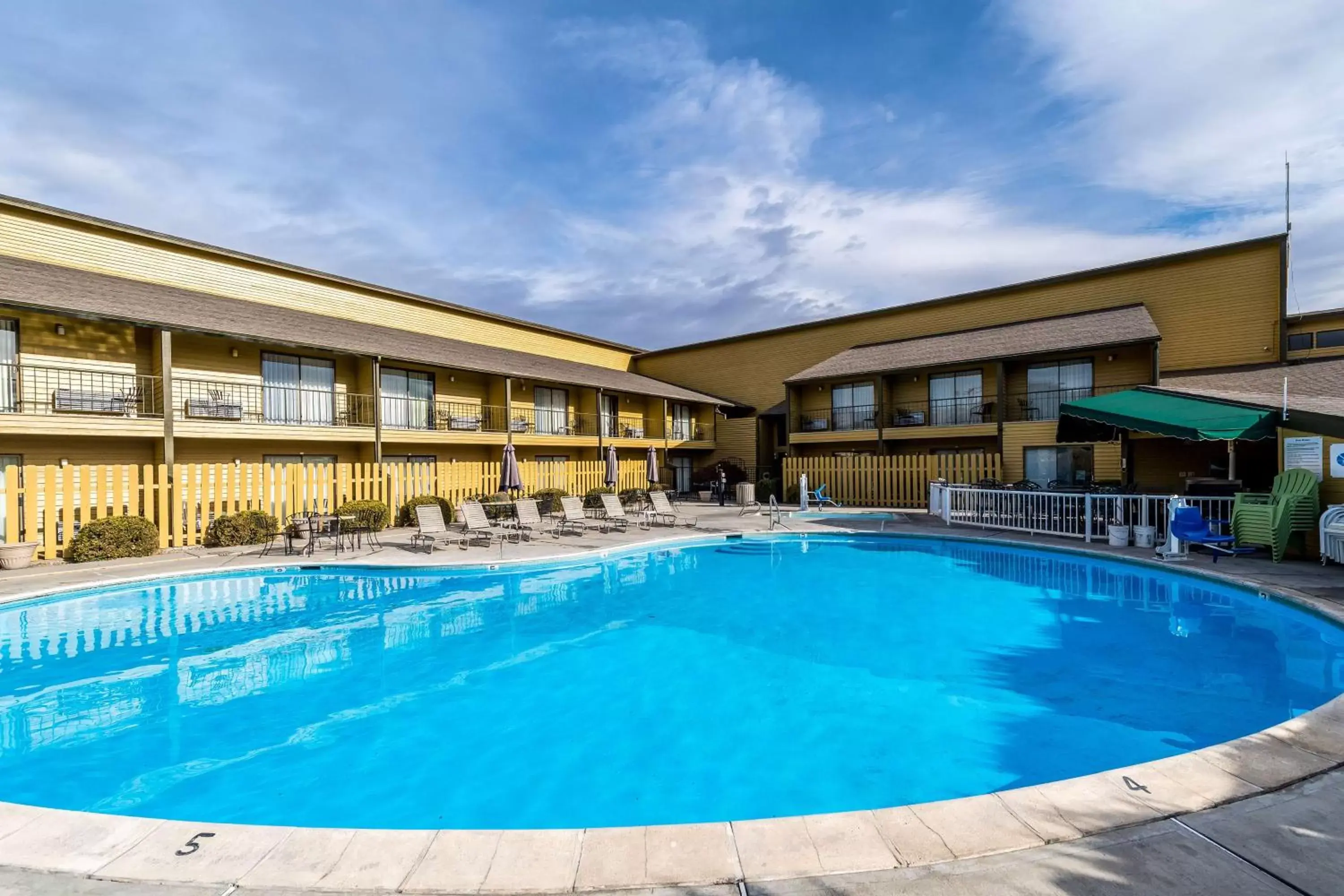 On site, Swimming Pool in SureStay Hotel by Best Western Wenatchee